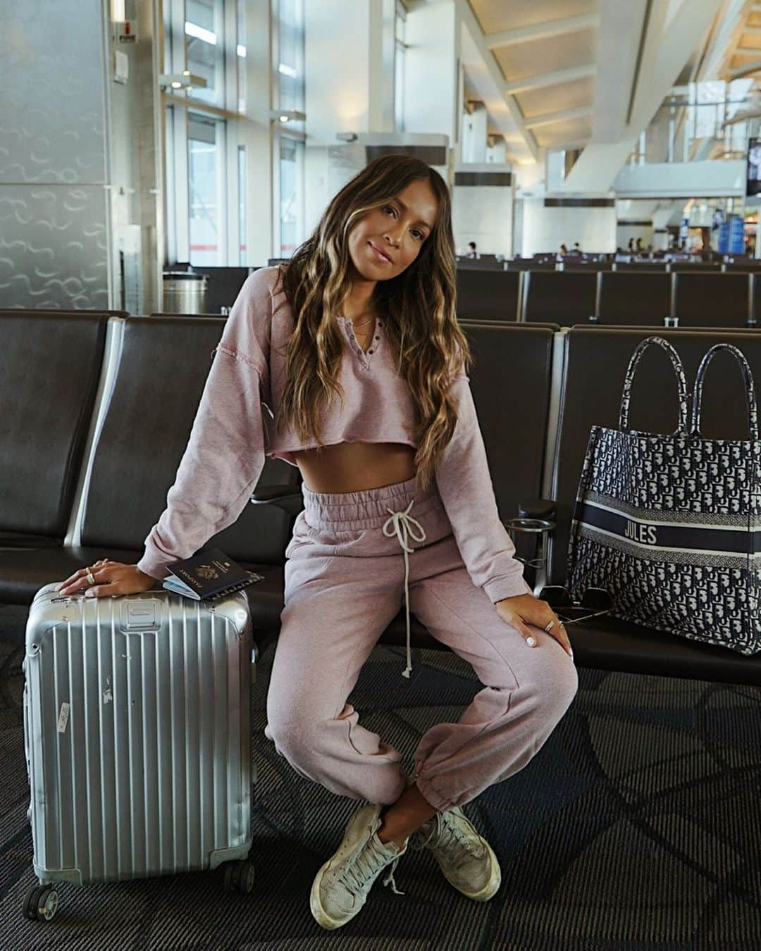 ジュリー・サリニャーナさんのインスタグラム写真 - (ジュリー・サリニャーナInstagram)「Excited to travel back to Europe for my last trip of the year! 💕 • wearing cutest (and comfy!) travel set by @freepeople  #GetGiving #ad」11月9日 11時17分 - sincerelyjules