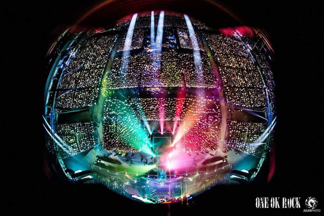 Julen Esteban-Pretelのインスタグラム：「When shooting @oneokrockofficial at Yokohama Arena it has now become my tradition to go to the roof of the arena to shoot a bird’s eye view of show (I did it 2 years ago at the Ambition Tour). It is an amazing thing to see, even if I have to confess that I am a little scared hanging from there 😱. Here is also a shot of me waiting for the MC to finish and start shooting 🙃  #ONEOKROCK #EyeOfTheStorm #JapanTour #JulenPhoto #TOURDREAMS」