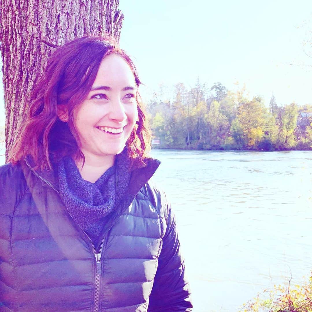ケイトリン・オズモンドのインスタグラム：「Such an incredible day enjoying the sun with a few really great friends! . Rock the Rink has been a pretty amazing journey that continues to keep getting better! I’m so happy to have met new, and insanely talented, people that I can gladly say will go play in the leaves with me! . . @birdsbellwoods #falldays #sunshine #friendswhoplay #childhoodrevisited」