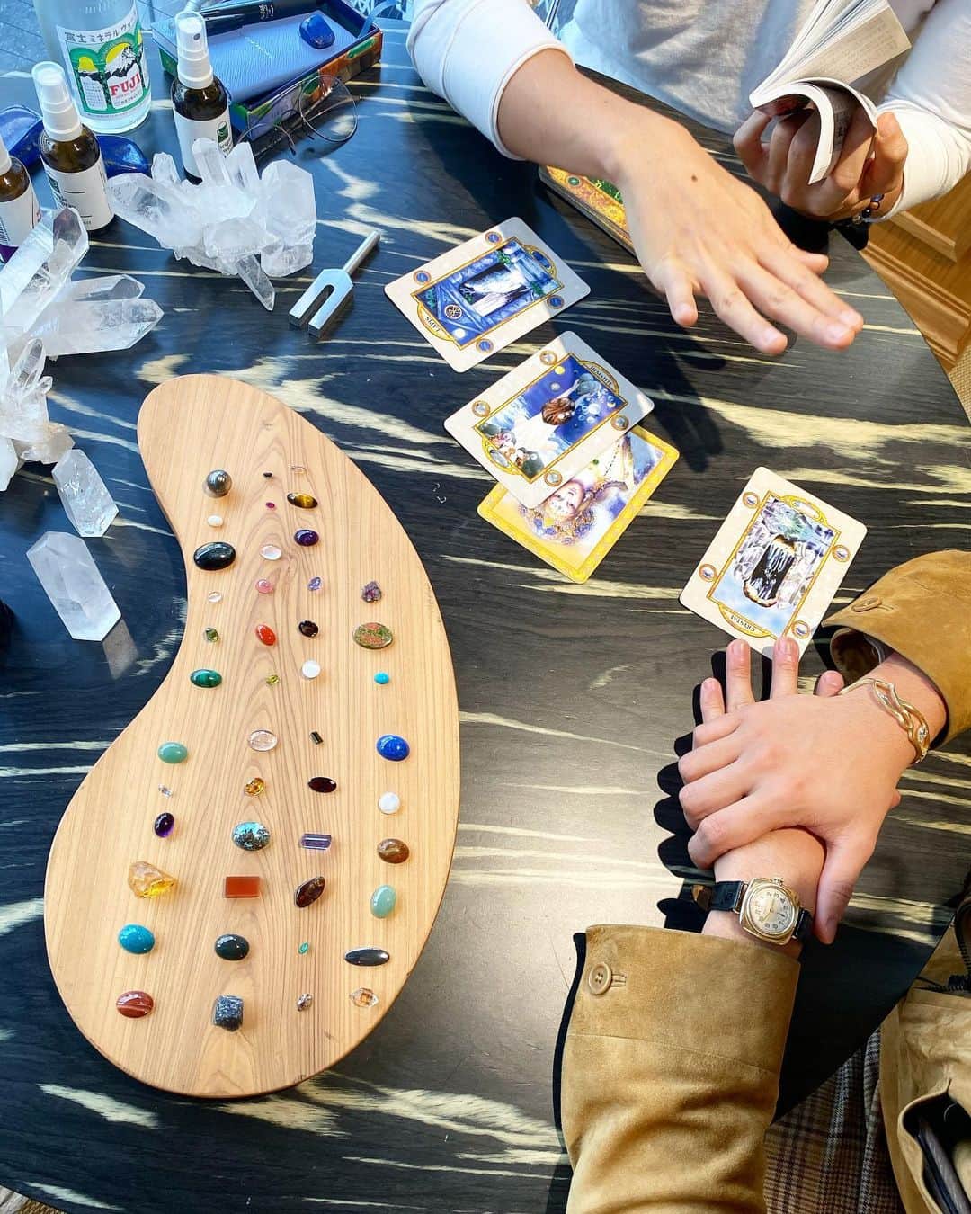 稲木ジョージのインスタグラム：「Oracle card reading at @milamorejewelry store with @daichi_1127 . Of course my future is DIAMOND🤣💎 昨日は、ミラモアのブティックでだいちゃんにオラクルカードリーディングしてもらったー！過去はヘマタイト(暗いw)現在はフローライト(二色で鮮やか)未来はダイヤでした🤣💎この職業ぴったりやん😬🤣🤯」