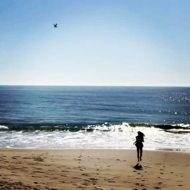 マンディー・ジルーのインスタグラム：「I went to the beach today to get grounded, self reflect & express gratitude. Moments like this put everything in perspective for me & make my heart literally burst with joy. I’m feeling completely refreshed & so thankful. Thank you Mother Earth for everything & for putting this smile on my face. ⁣😌🌎💖⁣ ⁣⁣⁣ “The Earth has music for those who listen.” 🎶✨」