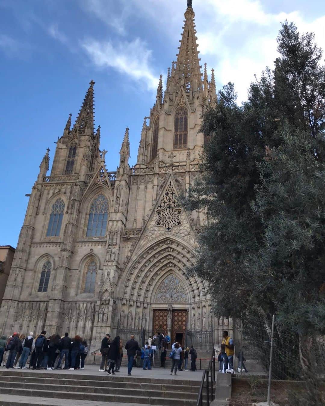 のインスタグラム：「* #バルセロナ の旧市街を歩きます。 空は青く陽が当たってるところは暖かいのだけど、石の街らしくキーンと冷えてきました。 #サグラダファミリア が見えてきました。 私は#ガウディ の世界観が大好き💕 残念な事に今回は中に入れず外から見るだけです。 撮影は順調に進んでいます。 * #カサミラ にも来ました。 ここも好きなガウディの作品です。 まずは屋上を見て、階段を降りながら他のとこを見ていきます。 この詳しい様子はぜひ放送を見てね。 詳しくはまたお知らせします。 最後にガウディさんの銅像の前でパチリ！」