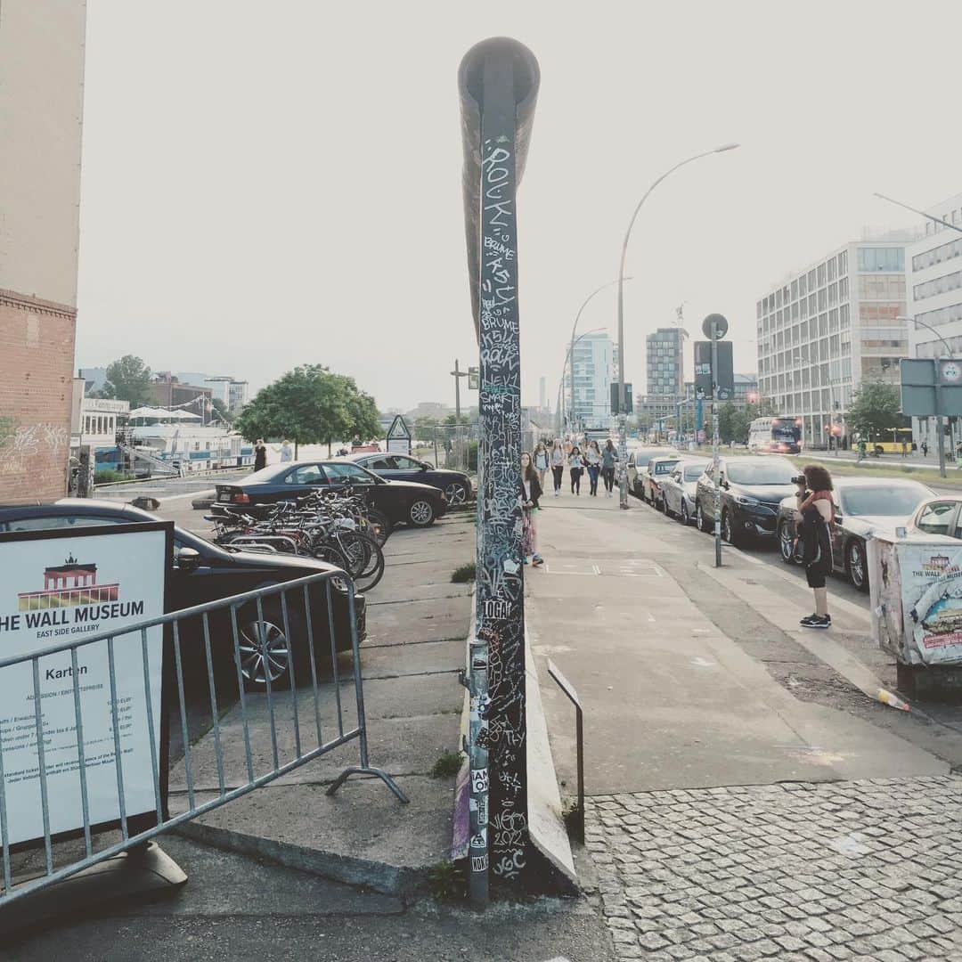 Saschaさんのインスタグラム写真 - (SaschaInstagram)「#ベルリンの壁崩壊30年 1989年11月9日…永遠になくなることはないとさえ思っていた壁があっけなく崩れ、時代が、そして世界が大きく変わった…ベルリンの壁崩壊からの翌年のドイツ統一。その少し前まで壁を越えるのは月に行くより難しいと感じていました。僕が生きているうちに2つのドイツがひとつになる日が来るとは夢にも思わなかった。日本に来て3年後の僕は日本のニュース番組で壁の崩壊を知った。この瞬間をドイツで体験したかったと思った。今はモニュメントとして残されている壁は断面を見るとこんなにも薄い(実際には2つの壁に挟まれた広大な立ち入り禁止区域が存在した)。悲劇の歴史を語り継ぐと同時に、我々の価値観や固定概念なんてあっという間にひっくり返ってしまうことをも教えてくれる。今ある平和に感謝しつつも、今も分断や争いで苦しんでいる方々の世界も転換されることを願うばかりです #mauerfall30 #mauerfall #berlinermauer #berlin」11月9日 11時23分 - sascha348