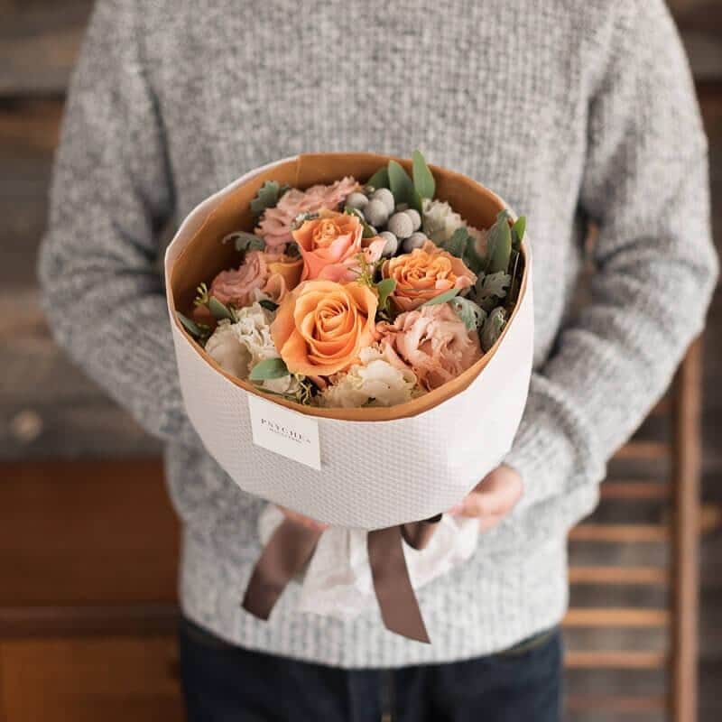 のインスタグラム：「. 心あたたまるオレンジブーケはお誕生日に 華やかなバラとふわっと咲くトルコキキョウを束ねたブーケ。 暖炉の火のようなあたたかさを感じる色合いでまとめました。大切な人へ「おめでとう」の気持ちをお届けします。 ｰｰｰｰｰｰｰｰｰｰｰｰｰｰｰｰｰｰｰｰｰｰｰｰｰｰｰｰｰｰｰｰｰｰｰｰｰｰｰｰｰｰｰｰｰｰｰｰｰｰｰ #プシュケ #花キューピット #花 #💐 #ザ花部 #オレンジバラ #トルコキキョウ #冬 #冬の花 #クリスマス #winter #花束 #花に心を込めて #暮らしに花を #花のある暮らし #丁寧な暮らし #フラワーデザイン #インテリアフラワー #フラワーギフト #ブーケ #🎁 #birthday #ウエディング  #プシュケ_Warm」