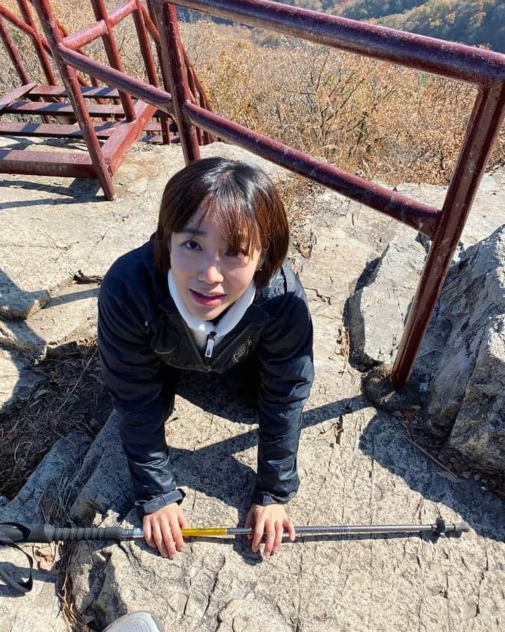 イ・シヨンさんのインスタグラム写真 - (イ・シヨンInstagram)「나름..계획은 좋았다 다 빗나갔지만ㅋㅋㅋ🤣😂 2년전에 갔던 내장산이 나름 괜찮았었던 내 잘못된기억과(시간지나면좋은것만기억에남는듯..😅) 2년전에 같던 코스말고 다른코스선택(결국 나도 가본적없는..) 심지어 거의 제일 긴 종주코스 선택(북한산등산을 언니들이 너무나 잘해주었기에..😳) 봉우리가 6개지만..능선이라서 수월할꺼라는 나의착각🥶 도시락먹는시간.쉬는시간.사진찍는시간..계산못함.. 단풍피크인날을 일부러 선택해서 갔지만...단풍없음(뀨아아아아이엉ㆍ아으어아아아악😱😱😱) 결국우리는.....나때문에....🐶고생..무려 9시간.. 나중에는 해가 지고있어서 #연자봉 은 포기하고 신선삼거리에서 하산.. 그렇다해도 이미 해는 다 져버려서 너무 어두웠고..심지어 마지막6시 셔틀버스 놓침..😱😱😱 그래도...너무 좋았다고 말해줘서 #고마워요 봉우리를 5개를 넘은 거면..산을 5개나 등산한거라며..셀프위로.. 너무 무시무시한 추억이 생겨버림ㅎㅎ❤❤❤ . . 이와중에 좌절하는 윤진이 @yoonj.lee 넘나 귀엽다리😍」11月9日 11時32分 - leesiyoung38