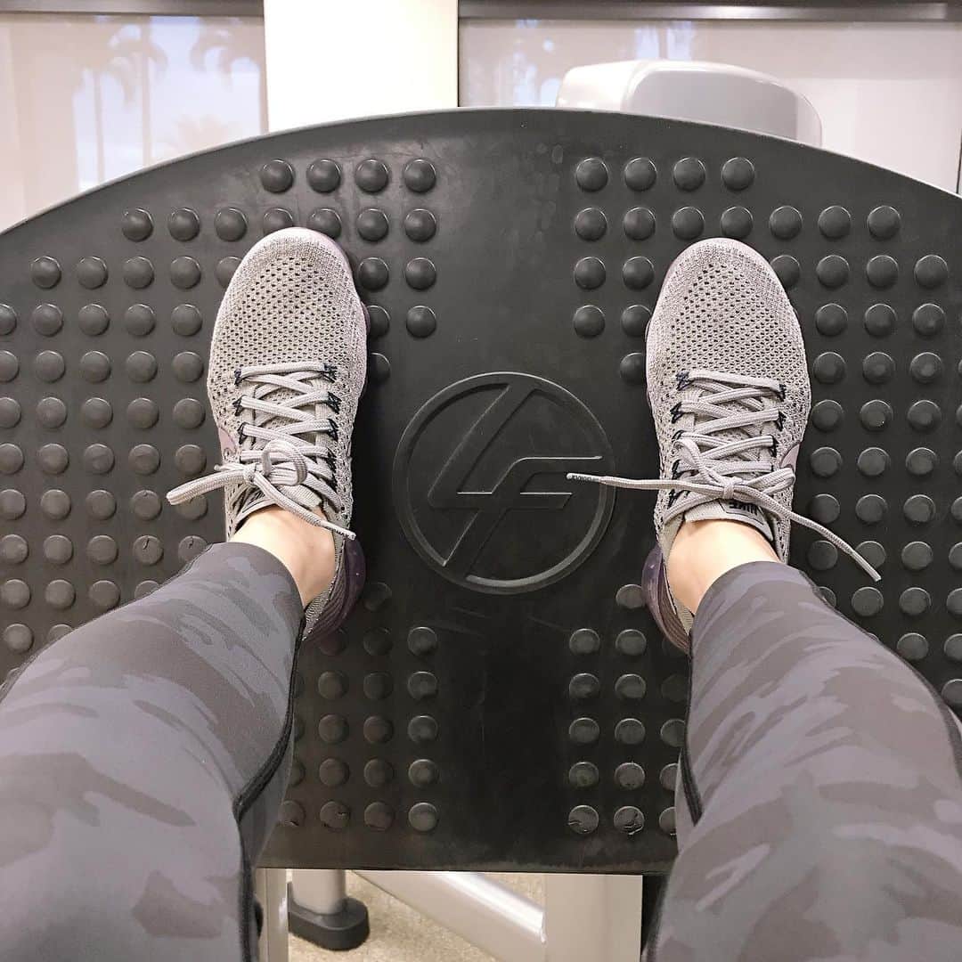 のインスタグラム：「-﻿ gym💪﻿ ﻿ 朝から1人マイペースに！﻿ 日本だとストレッチの場所にあんまり人がいなくて寂しいけど、ハワイだと次々人が来てストレッチしているので、横目で見て真似してみたり笑﻿ 楽しい🤗﻿ ﻿ Hawaii限定のパンツ！﻿ getしました🌊﻿ ﻿ #lululemon#ルルレモン#gym#Hawaii#izumi_trip」