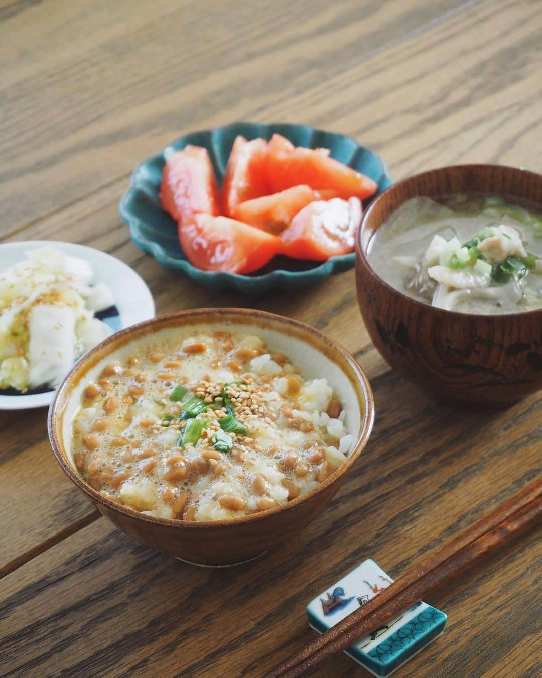 猪鼻ちひろさんのインスタグラム写真 - (猪鼻ちひろInstagram)「🍚🌾🍅 THEいつも通りのあさごはん。(もうお昼だ) 納豆卵かけご飯を混ぜたことによりジェニック感が減？笑  白菜をふんだんに使った具沢山豚汁が出来たので満足です。 (兎にも角にも白菜に追われてる) ごま油で豚肉を炒めてから3種類のキノコと白菜どーんと入れて、美味しいお出汁とお味噌でフィニッシュ❣️ 七味かけたり、生姜いれたりするのもあり◎ #ちひろkitchen#ちひろのごはん#納豆ごはん#納豆卵かけご飯#フルーツトマト#白菜納豆昆布サラダ #うつわ好き#益子陶器市#益子焼#夏場辞めてた#お味噌汁#再開しました」11月9日 11時46分 - inohanachihiro