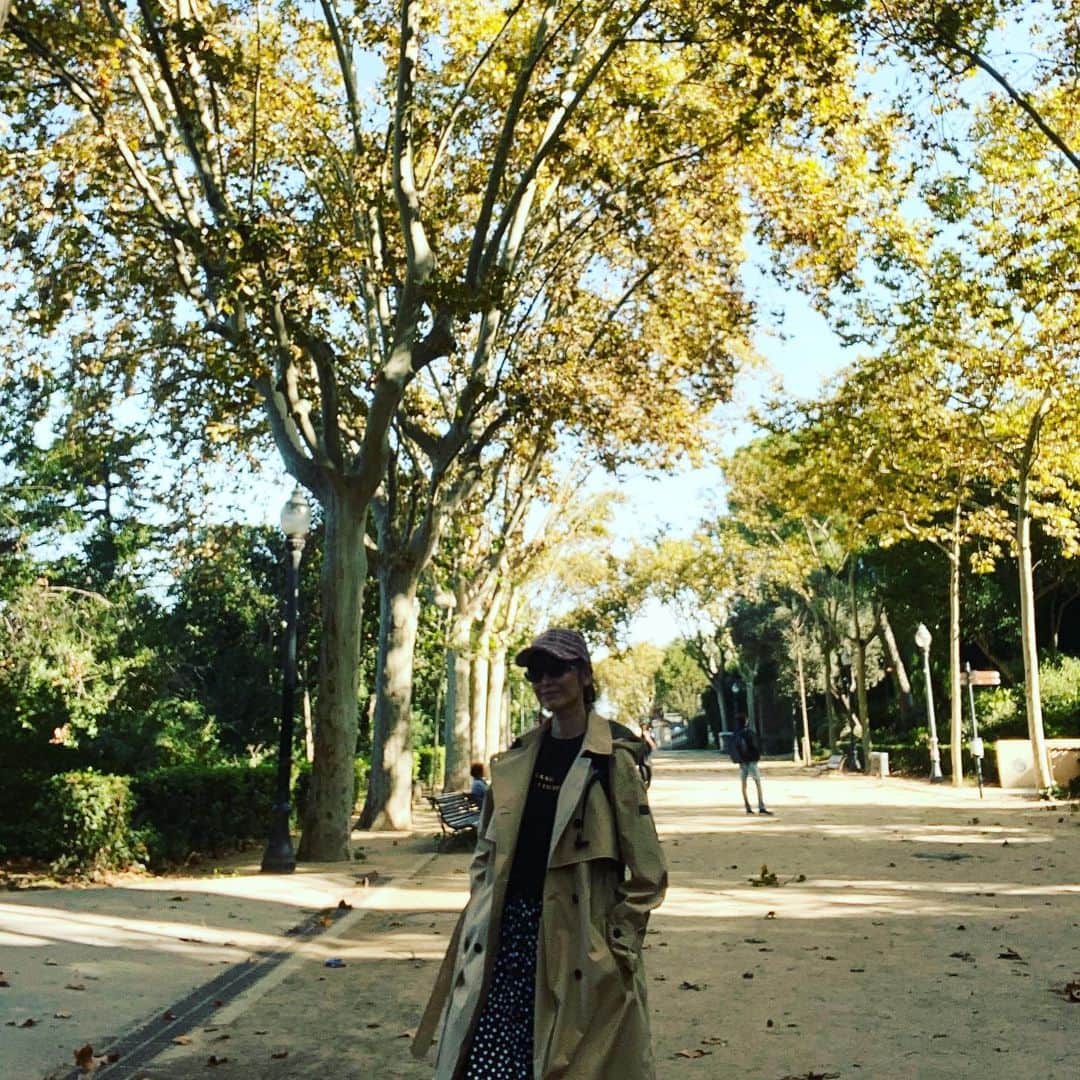 畑亜貴さんのインスタグラム写真 - (畑亜貴Instagram)「バルセロナに別れを告げ帰国。どんな志があっても人の命は尽きる。自ら断つまでもなく尽きる。生きていて良かったと思える瞬間に出会うため、出会い続けるために生きていこうと思います。 #barcelona #spain #akhtravelogue」11月9日 11時46分 - akihata.jp