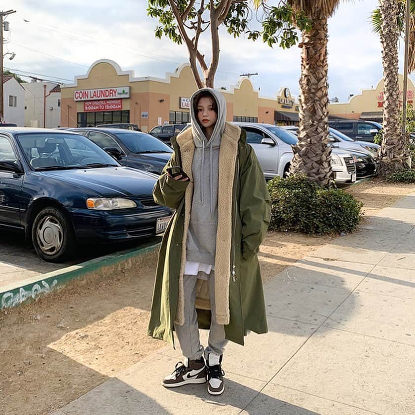 Chuuのインスタグラム：「올겨울 한벌만 있으면 월동준비 끝👍💕 ⠀ -루즈한 핏감으로 편안한 착용감 -안감 탈부착으로 다양한계절 착용 -스트링으로 가능한 핏 조절 -분리가능한 안감으로 다양한 코디 연출 -앞판 6버튼과 더블지퍼로 가능한 오픈클로징 -실사용 가능한 앞판/안감 양 사이드 포켓  #chuuseoul #chuuLA🇱🇷」