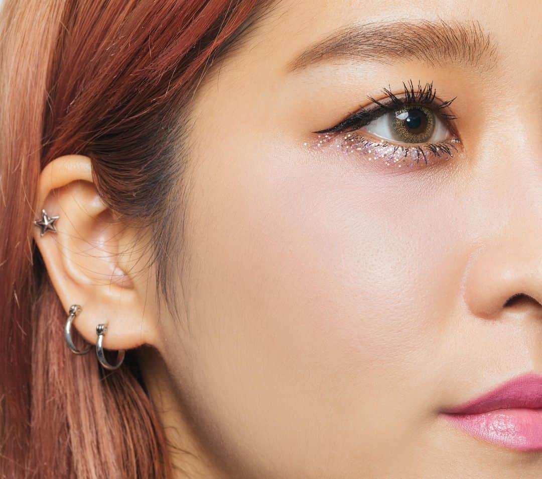 M∙A∙C Cosmetics Japanのインスタグラム：「ㅤ ホリデーメイクをいっそうきらびやかに演出してくれるのが、グリッターのアクセント✨ 下まぶた全体に、宝石を散りばめたような華やかなきらめきをプラスして💎 ㅤ ㅤ ↓↓使用メイン製品↓↓ [シャイニング モーメント キット]フューシャ (ミニサイズのリップグロス、リキッドリップ、グリッター、限定ボックス付き) ㅤ MODEL: M·A·C ARTIST AYAKA MAKINO @mac_hakata.hankyu PHOTO: @takaki_iwata ㅤ #MACクリスマスコフレ #MACHoliday ㅤ ㅤ ㅤ ㅤ ㅤ #MACCosmeticsJapan #MACコスメ #MACCosmetics #コスメ #メイク #ホリデー #コフレ #クリスマスコフレ #クリスマスコフレ2019 #ホリデーシーズン #クリスマスプレゼント #リップグロス #グロス #口紅 #ミニリップ #限定コスメ #ホリデーコフレ #ピンクリップ #makeup #cosme #cosmetics #holiday #holidaymakeup #holidaycollection #lipmakeup #holiday2019」