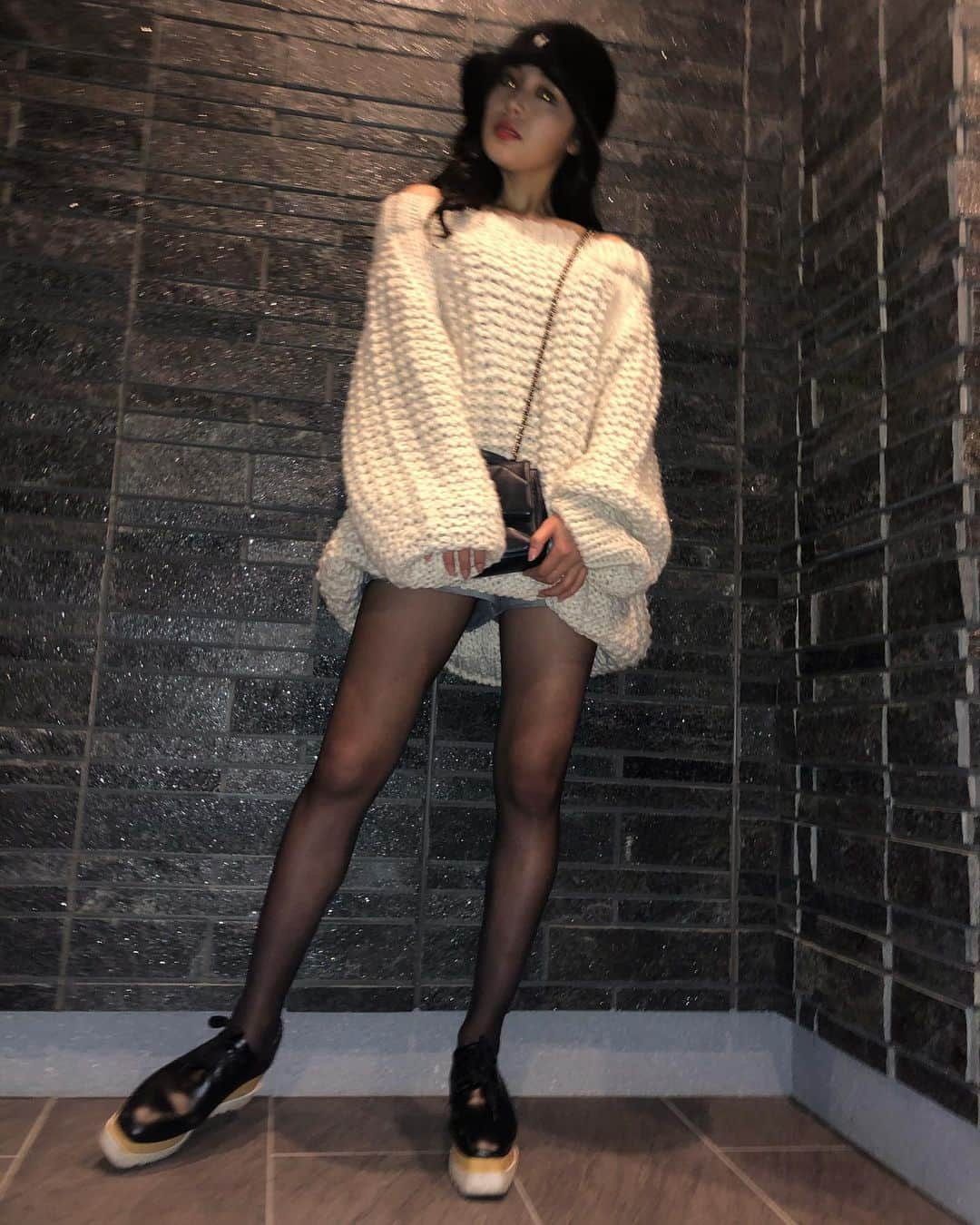 石田安奈さんのインスタグラム写真 - (石田安奈Instagram)「冬はニットが好き🖤😎❤️ #snidel #chanel #knit #white」11月9日 11時55分 - annaishida_0527