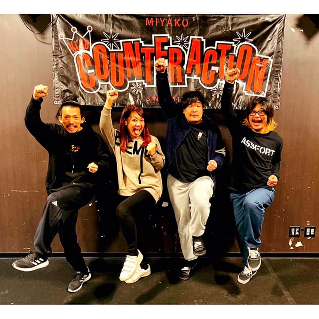 マキシマム ザ ホルモンのインスタグラム：「‪"令和上原組直系太会〜東北ライブハウス大作戦ツアー〜"終了！  石巻・大船渡・宮古のフロアをブチ上げてくれた体育くん、来てくれた腹ペコとお財布の皆さん、本当にありがとう！  かざした拳はリベンジの証し。 戻ってくるその日まで、またねー！  byダイスケはん‬  #令和上原組直系太会 #マキシマムザホルモン #岡崎体育 ‪#感謝を込めて体育くんTシャツで打ち上げ‬」