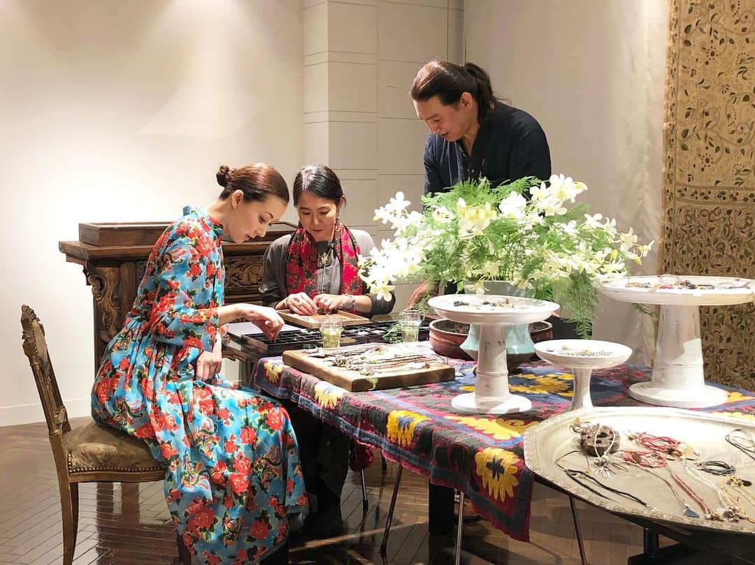 のインスタグラム：「プレス展が行われている青山店で、今回は特別にMinakusi のアクセサリーのオーダー会も開催しています。 インドやアジア各国を旅しながら集めた貴重なアンティークパーツを使い、世界にたった一つのアクセサリーを作ることができます。 プレス展中ではありますが、３階受付にておっしゃってくだされば、カスタムオーダー会に参加できますので、この機会に是非！本日6時までです！ #ハウスオブロータス青山店 #ハウスオブロータス #ミナクシ #Minakusi #houseoflotus」