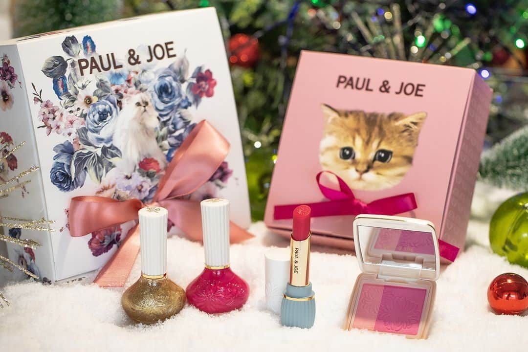 PAUL & JOE BEAUTEさんのインスタグラム写真 - (PAUL & JOE BEAUTEInstagram)「・⠀ The fun starts before you get to the gift with these adorable gift boxes！⠀ Adorned with our beloved Gipsy and Nounette, these wrapping boxes let you create a uniquely you gift for your loved ones, while simultaneously taking any gift up a level ♪⠀ ⠀ ■WRAPPING BOX S and M⠀ *Check your local market for availability*⠀ ⠀ #PaulandJoe #paulandjoebeaute #ポールアンドジョー #ポールアンドジョー #クリスマスコフレ #クリスマスコフレ2019 #happyholidays #Christmas #catofinstagram #holidaymakeup #holidaycollection #holidaygifts #holiday #gift #ギフト #クリスマス #LetitSnow」11月9日 12時00分 - paulandjoe_beaute