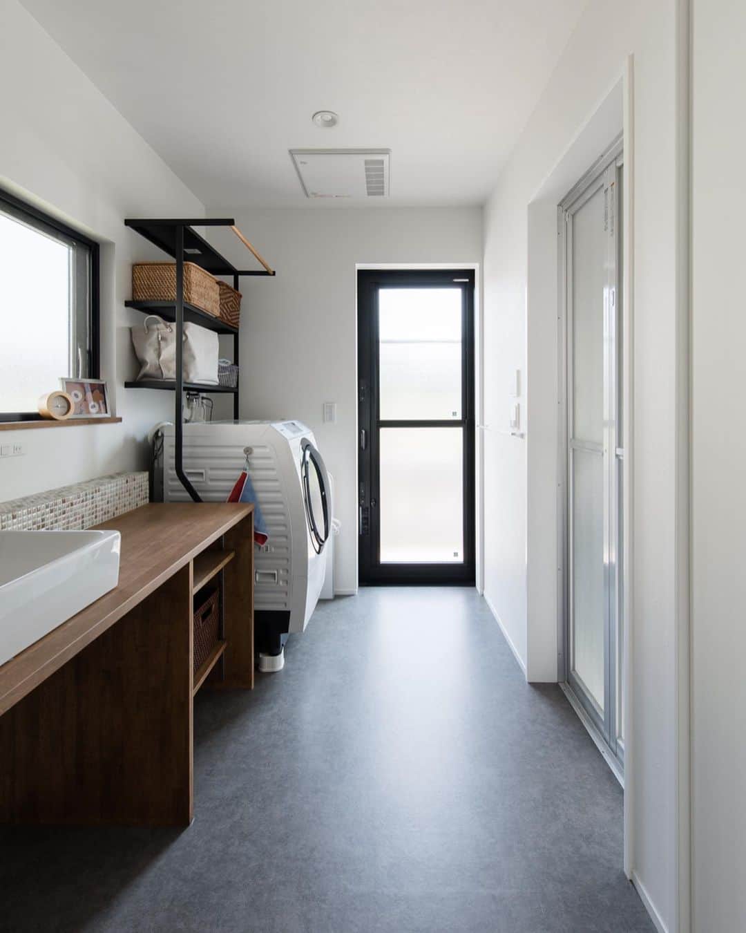 ルポハウス一級建築士事務所さんのインスタグラム写真 - (ルポハウス一級建築士事務所Instagram)「・ ・ ・ 角丸でふくらみのあるレトロな雰囲気のタイル。 ・ クールなグレーの床に、温かなアクセントに。 ・ ・ ・ 𓐌𓐌𓐌𓐌𓐌𓐌𓐌𓐌𓐌𓐌𓐌𓐌𓐌𓐌𓐌𓐌𓐌𓐌  ルポハウスの施工事例はこちらまで☞ @reposhouse  𓐌𓐌𓐌𓐌𓐌𓐌𓐌𓐌𓐌𓐌𓐌𓐌𓐌𓐌𓐌𓐌𓐌𓐌 #ルポハウス は#ちょっとかっこいい家 を"友人のために" という思いでつくっています。 一生に一度の#マイホーム。 「あなたにしかできない」×「ルポハウスだからできる」で、 私たちだけの#家づくり を思いっきり楽しんでみませんか？！ ・ ・ ・ #住宅 #注文住宅 #新築一戸建て #デザイナーズ住宅  #一級建築士事務所 #設計事務所  #洗面台インテリア #ランドリールーム #カクダイ洗面器 #名古屋モザイクタイル #コスミオン #cos_1801 #造作洗面台 #サンゲツクッションフロア #hm1080」11月9日 12時00分 - reposhouse