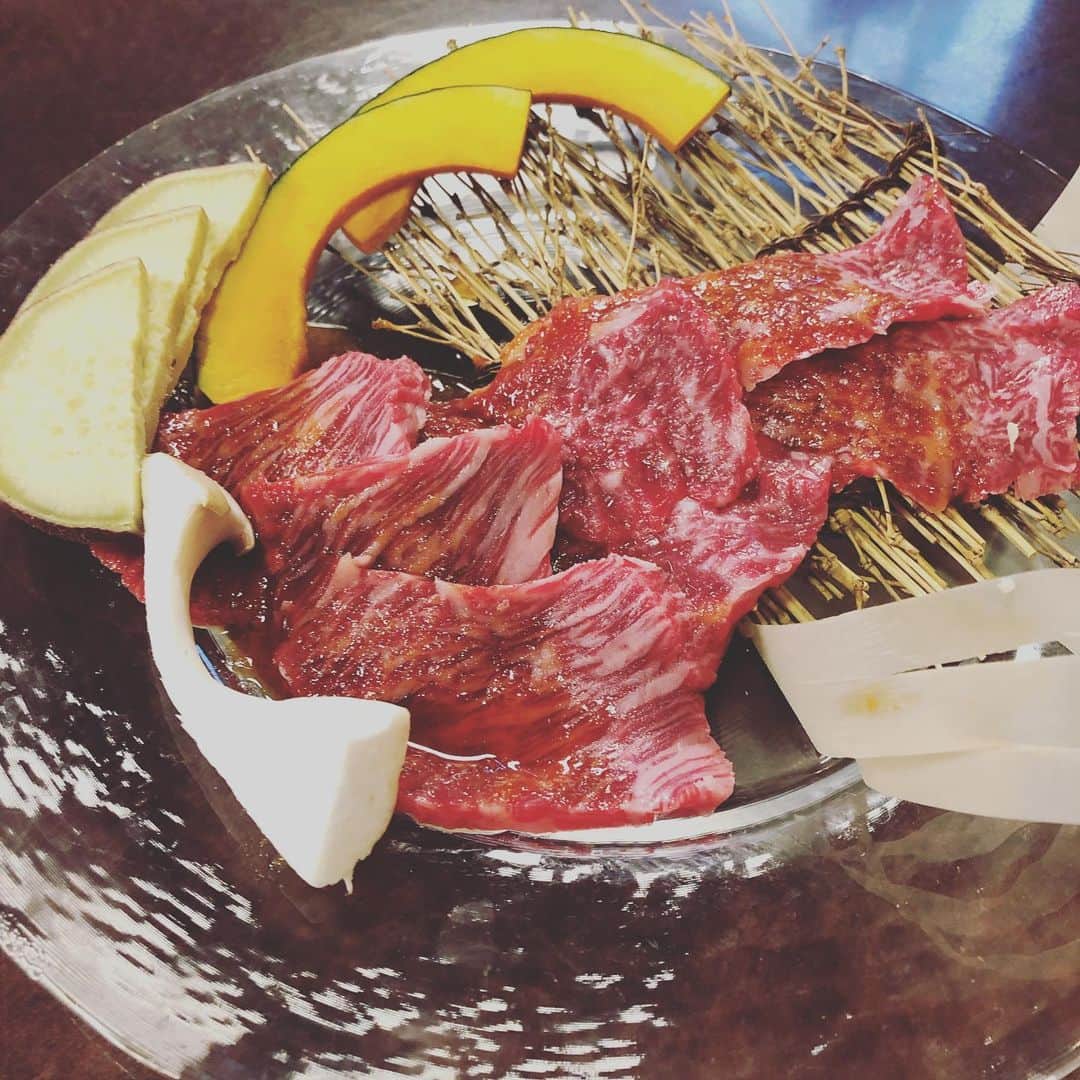 千秋さんのインスタグラム写真 - (千秋Instagram)「今日は大好きなカルビしか食べない！と、サラダもキムチも頼まず、カルビだけ11枚連続食べました🥓  #千秋焼肉 #カルビさえあれば🥩 #hodori」11月9日 12時01分 - chiaki77777