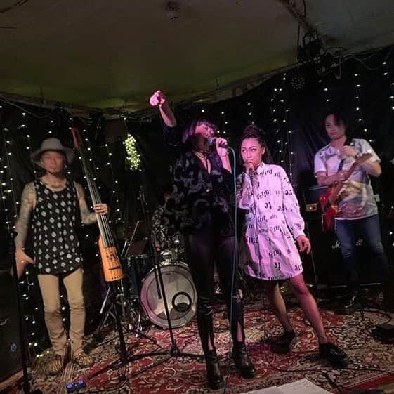 Ju-kenのインスタグラム：「昨夜のLo Diamante♫ ギュっとした、可愛いステージで、ギュっとしたGrooooooveを🤩 一緒に身体を揺らしてくれた皆さんありがとう！！！ 今夜は豊橋で、ミニツアーの終焉を迎えます  是非！！！ 遠目に見ると、下、履いてないようにみえたらしいですが、、、 安心してください、、、 履いてますよ。。。。(今？笑笑)  Styling by @bambridge_smackengineer」