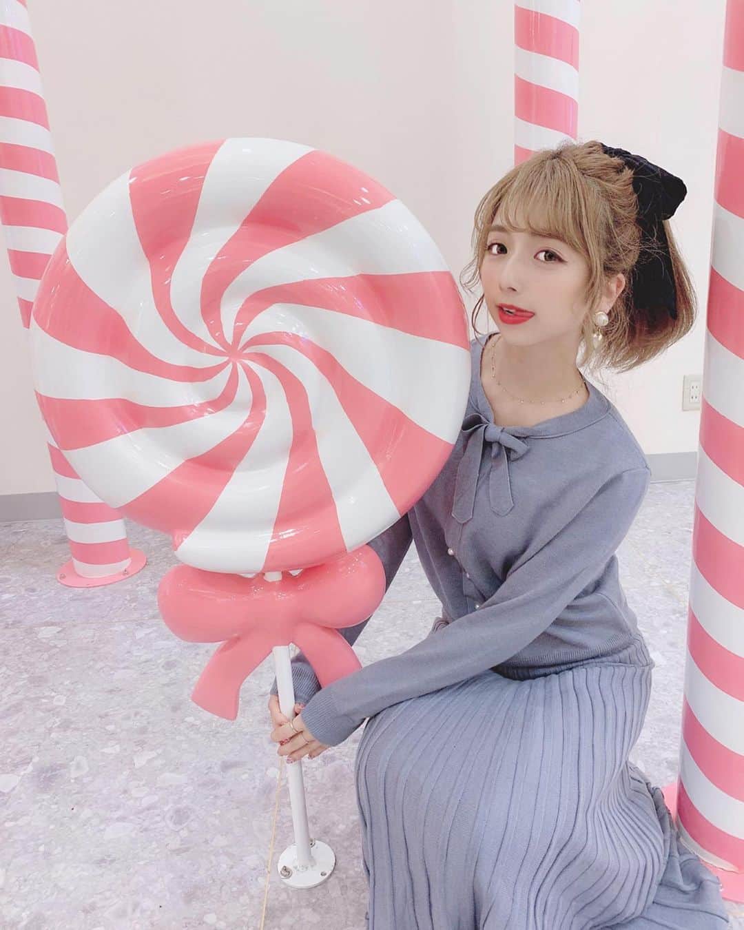 のインスタグラム：「🍭 . おっきなキャンディー見つけたっ🍭💕 . 原宿に新しくできた @mogeteeharajyuku 🎀 . お店も可愛いくてタピオカも美味しかった🥤 . お洋服は @mimirie_official のセットアップ🍒 . #タピオカ #タピ活 #セットアップ #原宿 #原宿カフェ #candy #えりんコーデ #えりんこヘアアレンジ #えりんこカフェ巡り」
