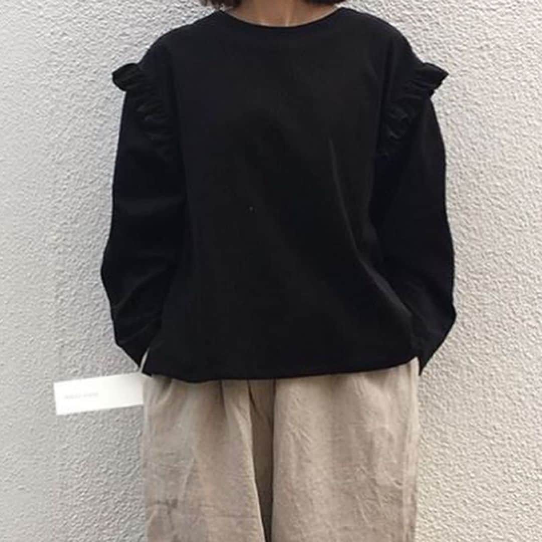 TRUNKさんのインスタグラム写真 - (TRUNKInstagram)「@kosato_san  kosato fukuさんのお洋服たち。 ★フリルカラーのギャザーブラウス たっぷり生地でお袖のふんわりがたまらなくかわいい❤︎ 大きめの襟がポイントです♪ 前の生地の切り替えが面白いとってもステキなブラウスです。 ★フリル袖のゴーデュロイブラウス シンプルな黒だけど、肩のフリルのデザインが面白いブラウスです。 ★フランネルチェックのパネルラインワンピース 柔らかいお色味で優しい印象のチェックです。 シンプルでスッキリ大人かわいいワンピースです。  気になられましたら ダイレクトメッセージまたは、ホームページのお問い合わせよりお声かけください(o^^o)  秋晴れの宮島。 のんびりオープンしています。 是非お立ち寄りください。  #広島#雑貨屋#宮島#trunk宮島 #大人服#リネン#ショップ」11月9日 12時16分 - trunk2007