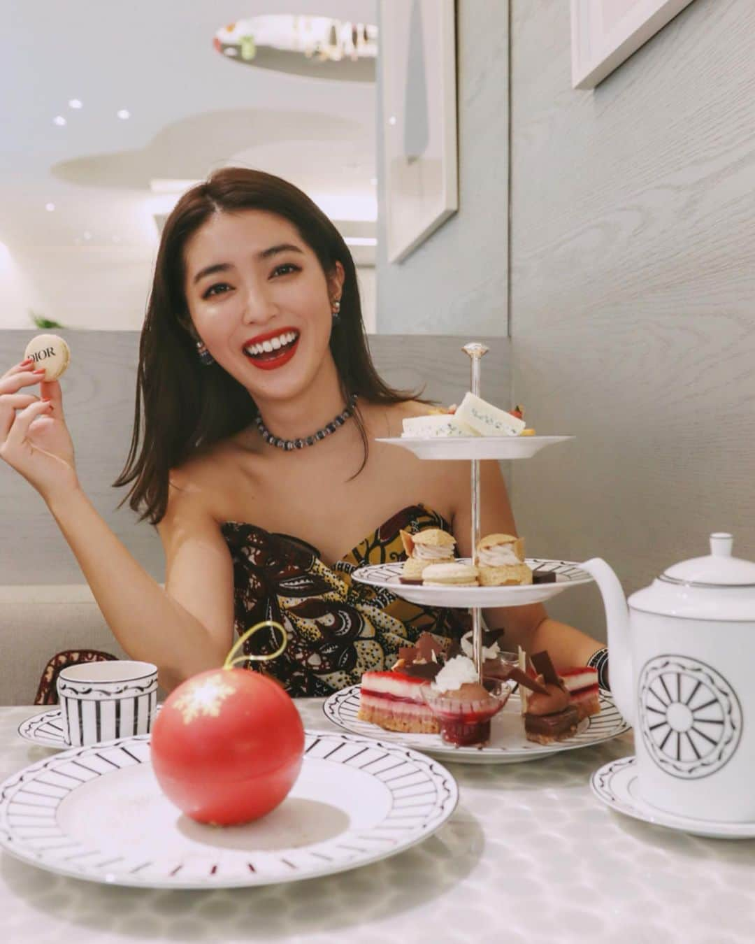 大口智恵美さんのインスタグラム写真 - (大口智恵美Instagram)「📍dior cafe christmas menuを食べに来ました🎄 もうそんな季節❤︎ 季節問わずクリスマス映画見ちゃうくらい。笑 好きな季節です❤︎ 赤いオーナメントは周りがチョコで割るとショートケーキが出てきました🍰 可愛くて美味しいな〜❤︎ @Dior #CafeDior#PierreHermé#Diormaison」11月9日 12時17分 - chemiiiii