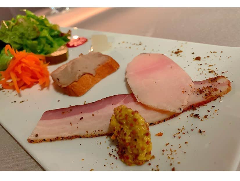 百合華さんのインスタグラム写真 - (百合華Instagram)「神戸北野ホテルのフレンチレストラン『アッシュ』にて、世界一の朝食で有名なダイニング『イグレット』の本格的ビストロディナータイム🍽﻿ ﻿ キラキラとしたモダンクラシックな空間で時間を気にせずゆっくりと神戸牛のコース料理をいただきました🥰﻿ ﻿ 選べるメインはジューシーな神戸牛のハンバーグをチョイスしてみましたが間違いなく大正解✨﻿ ﻿ 食いしん坊なのでアッシュのフレンチ料理もすんごく気になっちゃいましたww❤️﻿ ﻿ #神戸﻿ #北野 ﻿ #神戸北野ホテル ﻿ #kobekitanohotel ﻿ #オーベルジュ ﻿ #オーベルジュ協会 ﻿ #世界一の朝食 ﻿ #西洋風 ﻿ #ヨーロピアン ﻿ #フレンチレストラン﻿ #アッシュ﻿ #ダイニング﻿ #イグレット﻿ #本格的﻿ #ビストロ﻿ #コース料理﻿ #神戸牛﻿ #ハンバーグ﻿ #大正解﻿ #美食﻿ #美食家」11月9日 12時18分 - yurika.lovelily