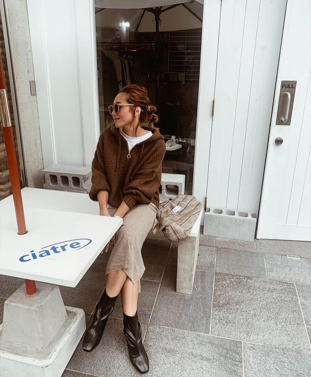 Erikaさんのインスタグラム写真 - (ErikaInstagram)「USED ᵃⁿᵈ Café  のお店☕*° . 若者で人気のとこ🤭 かわいかったよ♡ . . . knitparker @rectangle_official  skirt @storynine_jp @storynine  boots @sesto_shoes  #cafe巡り #café #used #shop#中崎町カフェ #中崎町古着屋 #ブラウンコーデ#brownコーデ#brown#knit#パーカー#rectangle #レクタングル#storynine#donoban」11月9日 12時28分 - 911erika