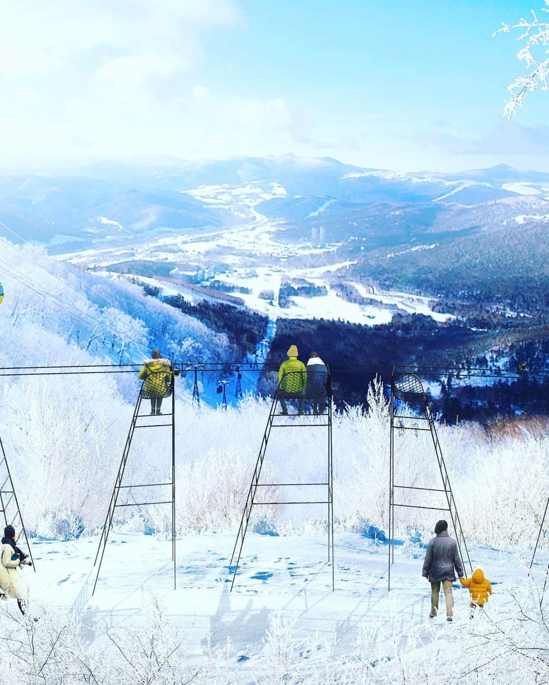 Vogue Taiwan Officialさんのインスタグラム写真 - (Vogue Taiwan OfficialInstagram)「#VogueTravel﻿ ﻿ 冬季出國滑雪風潮日盛，越來越多人在年末年初與好友結伴或全家大小同行出征北國，日本、韓國都是國人偏好的滑雪盛地。﻿ ﻿ 日本北海道規模最大的滑雪度假村「星野TOMAMU度假村」，將於2019年12月1日至2020年4月5日，開放位於TOMAMU山上海拔1,088公尺處的「霧冰平台」，讓旅客在度假村中就能盡情享受由霧冰打造出的雪山絕景。﻿ ﻿ 霧冰是在零下約2至10度時，空氣中的水氣或霧附著在樹木上所形成的自然現象。﻿ ﻿ 「霧冰平台」共有兩種設施，「Cloud Walk」突出於山坡之外，雲朵形狀般的空中走廊，帶來置身雲端的快感。﻿ ﻿ 「Cloud Bar」位在霧冰平台延伸至相連的山坡斜面上，仿照吧台概念設計以及單、雙人座椅，每次最多可招待7位客人，供應呼應TOMAMU美麗雪景的原創雞尾酒「雪之雞尾酒」，「霧冰熔岩巧克力蛋糕」及「霧冰咖啡」，伴隨腳下的霧冰綿延鋪展，有如坐在雲端上的特等席。﻿ ﻿ 2019年12月1日至25日，將舉辦限時夜間霧冰點燈活動，燈光照射下晶瑩剔透的霧冰美景只有在夜裡才能欣賞，旅客將飽覽與白天截然不同的絕美景致。﻿ ﻿ 星野TOMAMU度假村﻿ 📍地址：〒079-2204 北海道勇払郡占冠村字中トマム﻿ ﻿ #北海道旅行 #hokkaido #hokkaidotrip #滑雪#hoshinotomamuresort #silvia」11月9日 12時22分 - voguetaiwan