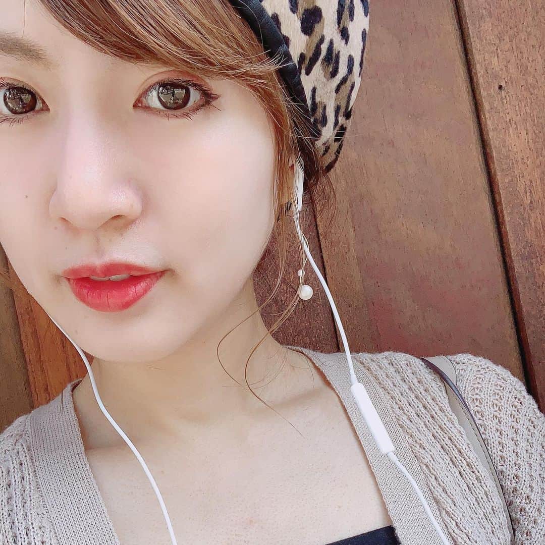 浜田真衣のインスタグラム：「今日の関西は お出かけ日和☀ みんなはどんな土曜日を過ごすの🤔  #レオパード柄  #レオパードコーデ  #ニットカーディガン  #散歩日和  #浜田真衣 #monaカフェ  ーーーーーーーーーーーーーー  宣伝🌸  Line@(ID):@bkj4113l  Twitterアカウント:@nna1317  SHOW ROOM:はまD部屋  MONA🌈:@mona_magazine  劇団MONA:@gekidan_mona  MONA映画: @jodame_movie」