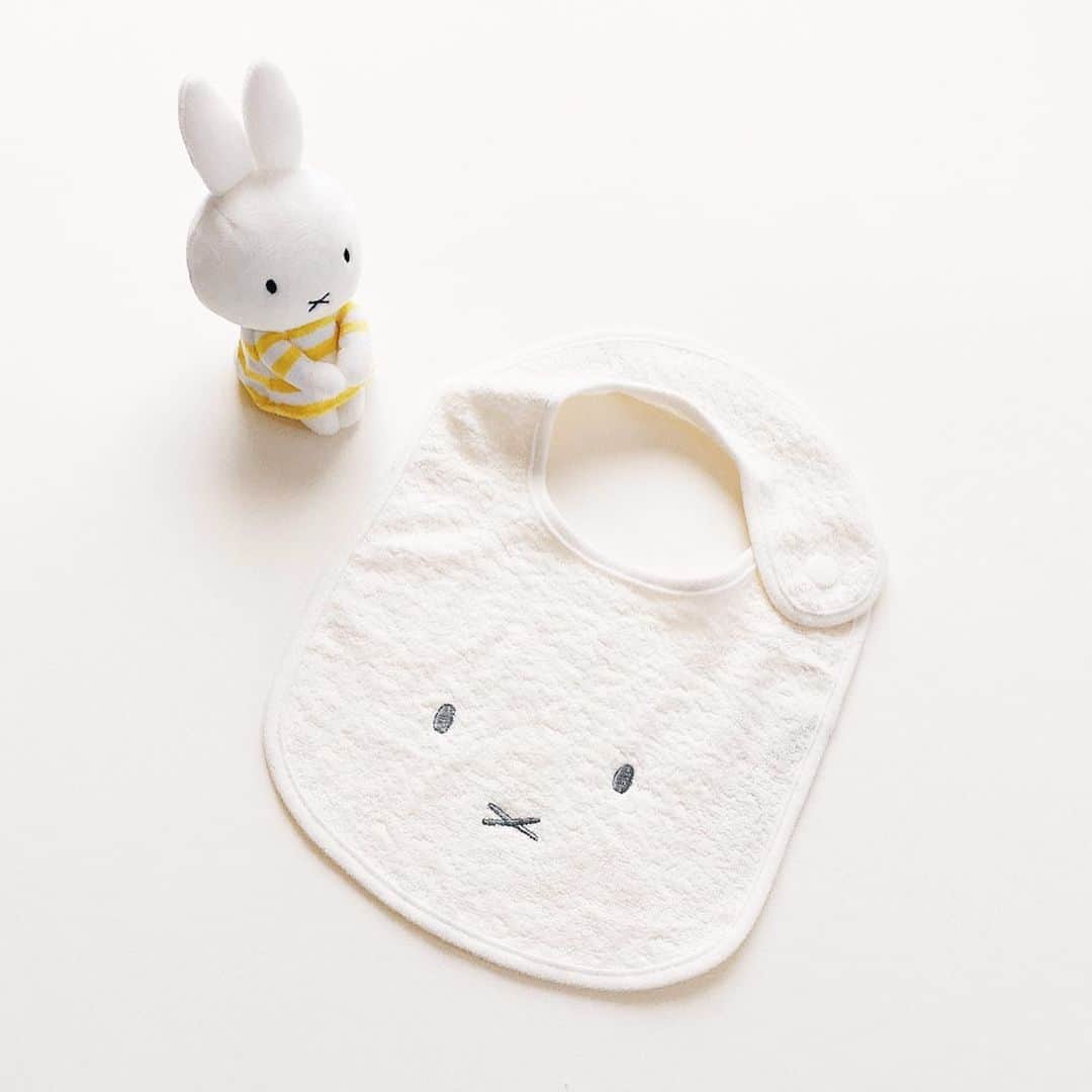 unoのインスタグラム：「ミッフィーの今治スタイ！ フォロワーさんに教えていただいて、ミッフィースタイル @miffy_style で購入してきました。 今治タオルを取り扱う専門店には他の色もあるようで、グレーとブラウンも欲しい…！ スタイはまだ前回載せたマンボちゃんのものと2枚しか持ってないので ちまちまと揃えていきたいなと思います。 あと手作りもいいな☺️ 気になるのでやってみたい！ ㅤㅤㅤㅤㅤㅤㅤㅤㅤㅤㅤㅤㅤ 昨日、自己血輸血のための採血もしてきました。 400mlとりましたが意外と大丈夫でした！良かった… いよいよ準備が整いつつあります… うう〜 怖いけど待ち遠しいしで複雑な心境です…！ ㅤㅤㅤㅤㅤㅤㅤㅤㅤㅤㅤㅤㅤ #ミッフィー #miffy #ミッフィースタイル #今治スタイ #スタイ #ベビーグッズ #ちょっこりさん」
