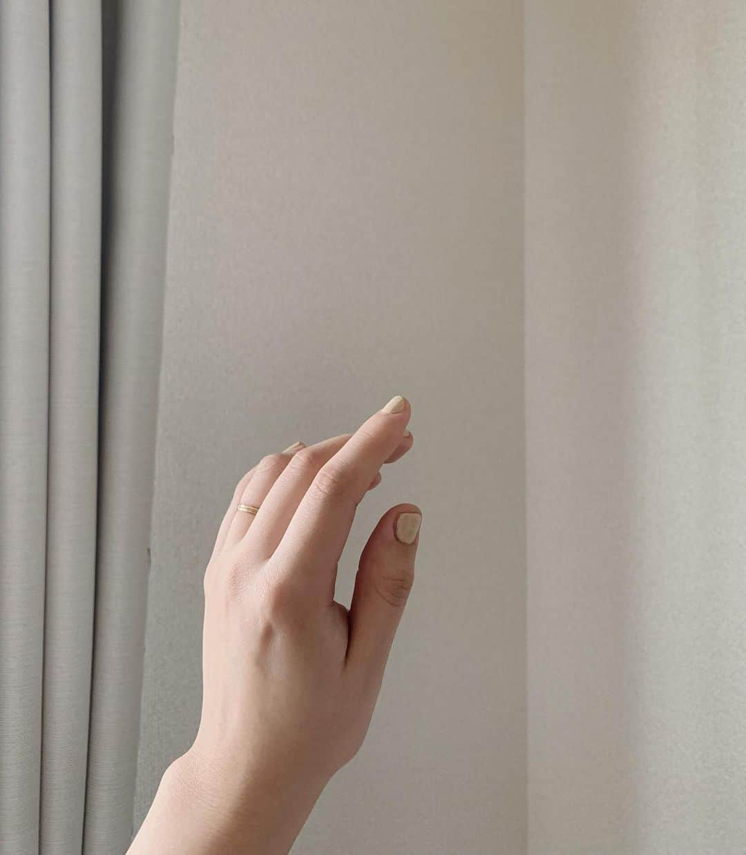 菅谷梨沙子さんのインスタグラム写真 - (菅谷梨沙子Instagram)「お気に入りだったnailは取れてしまったので、self nail 🕊 Mazipan というかわいい名前のマニキュア☁️ . . #nail#jhannah」11月9日 12時36分 - risako_sugaya