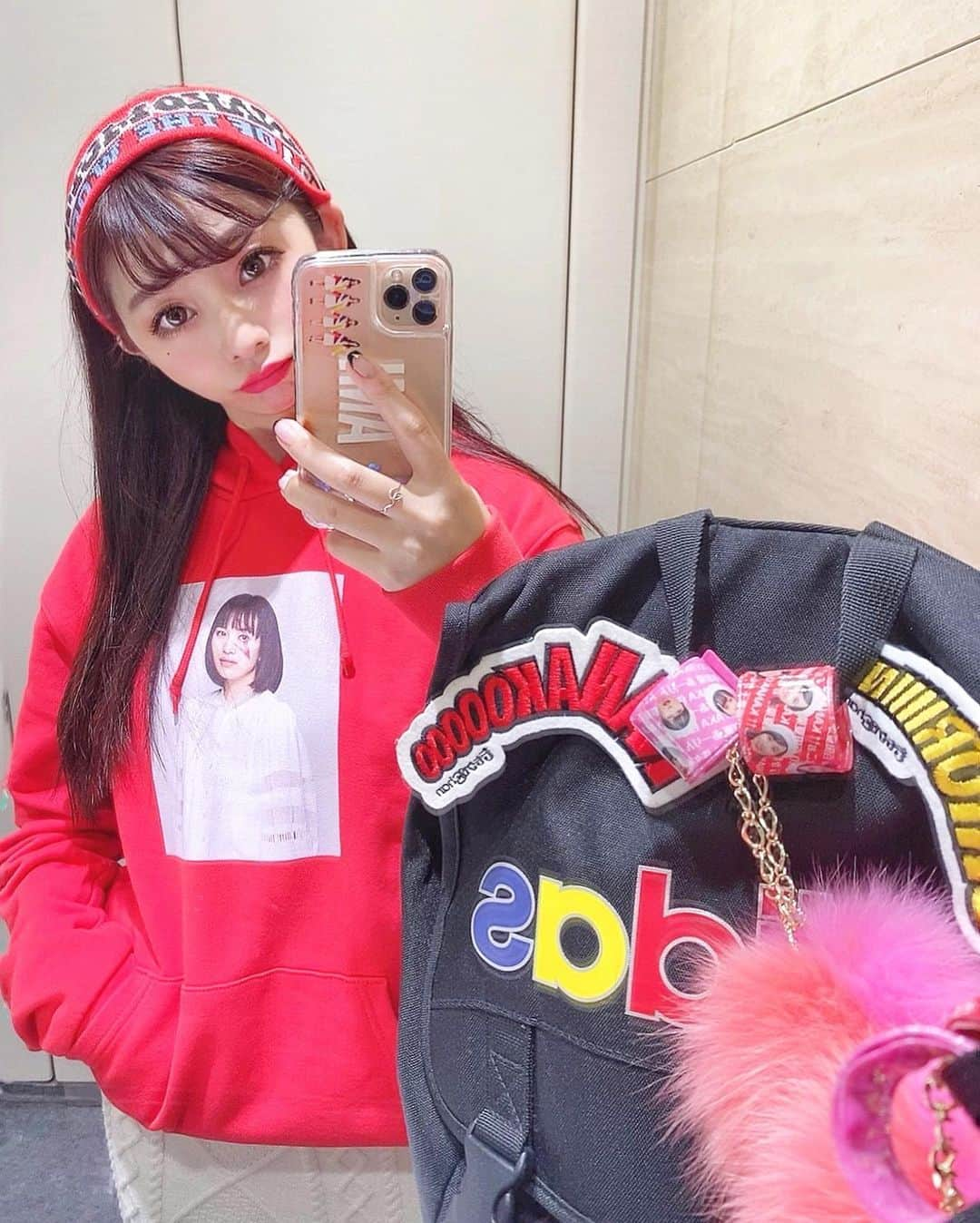 横田亜美さんのインスタグラム写真 - (横田亜美Instagram)「❤︎ 完全燃焼した〜Uta-Tube😭💎 整理番号順に観客立ち位置決めるけど 29番だったからど真ん中2列目！ 隅っこなら1列目だけど迷って迷って… . 前が女の子だったから視界良好🍀 バレンタインライブで2列目の時より やっぱスタンディングでスタジオも 小さいから近かった😭😭😭😭 . 通常カメラだとステージが 写りきらなくて、iphone11proの 広角レンズで漸く入るくらい！！ 広角レンズあって良かったって 心底思った( ◠‿◠ )( ◠‿◠ )💦 . 大号泣してる私をみて 今回も夏菜子は笑顔をくれるし (自分にうんうんってしてくれたと思ってるだけかも) あーりんのセクシーさはまた増してたし しおりんは相変わらず首長くて顔小さいし れにちゃんはほんっと歯が綺麗でファンサいいし またまた生涯モノノフと誓った瞬間でした😭 . なんかかなり語っちゃったけど それくらいヤバかったって話！！！笑 ももクロちゃんを呼んでくれたNHKさん ありがとうございます😭😭😭笑笑 . あ、iphoneケース届いたから やっと変えれた〜( ◠‿◠ )📱💕 . ももクロちゃんシール見えたいから あえてスケルトンのデザイン選んだよ✌️ AMIって入れてもらった〜💕💕 . . #ももクロ #ももいろクローバーZ #モノノフ #モノノフさんと繋がりたい #百田夏菜子 #玉井詩織 #佐々木彩夏 #高城れに  #iphoneケース #オリジナルiphoneケース　#momoirocloverz #mcz #nhk #utatube #iphonecase #momoclo #iphone11pro #pr #モノノフあみみ」11月9日 12時47分 - amimi0218