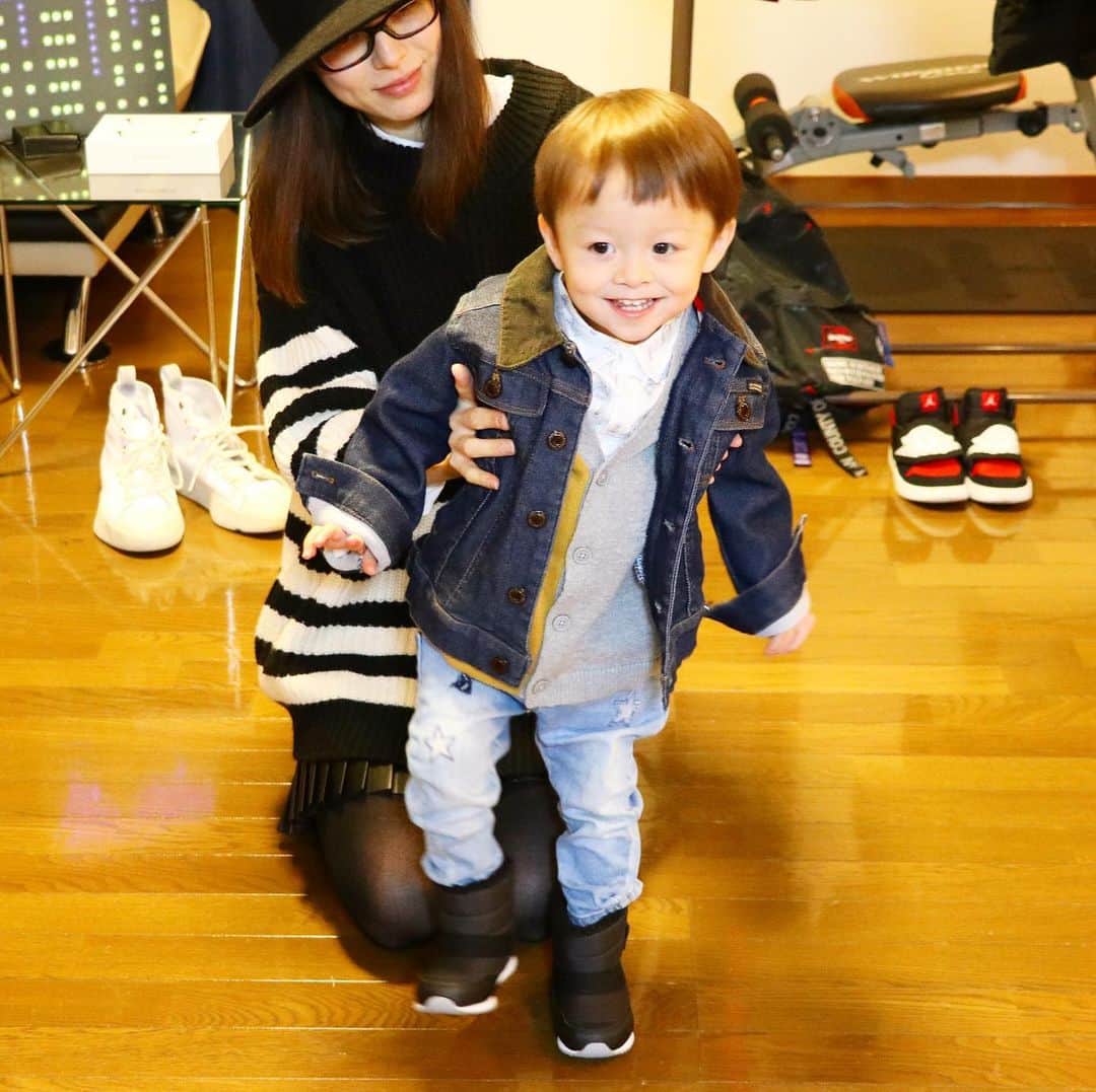 のインスタグラム：「家族で冬服コーデ対決！ しぃしぃの冬服コーデ パターン① インナーシャツ #zara  インナーカーディガン #zara  アウター #breeze  ボトムス #zara  ブーツ #newbalance  #いおりくんtv #しぃしぃtv #2歳 #可愛い #冬服コーデ #冬服 #大好き #笑顔 #楽しい #ファッション #子供服 #kids #kidsfashion #kids_japan」
