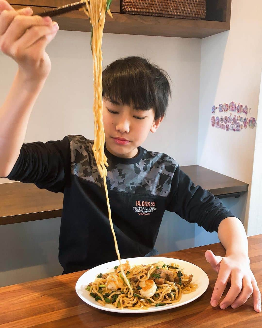 みきママさんのインスタグラム写真 - (みきママInstagram)「【ランチは上海焼きそばで〜す！】. . . . 海老と豚の贅沢オイスターソース焼きそばです😘😘😘作り方は「めちゃうま本」に載っています😋😋😋 . . . 最近つけ麺の麺を茹でて焼きそば麺にして食べるのにはまってます🤗🤗🤗太麺で本格的になって美味しいんです✌️✌️✌️. . . . 今日ははる兄もれんちびも学校で、これから塾だって🙄🙄🙄. . . . 杏ちゃん、機嫌悪そうだな。どうした？. . . . . . #ランチ #上海焼きそば #noodles #fnceats」11月9日 12時44分 - mikimama_official