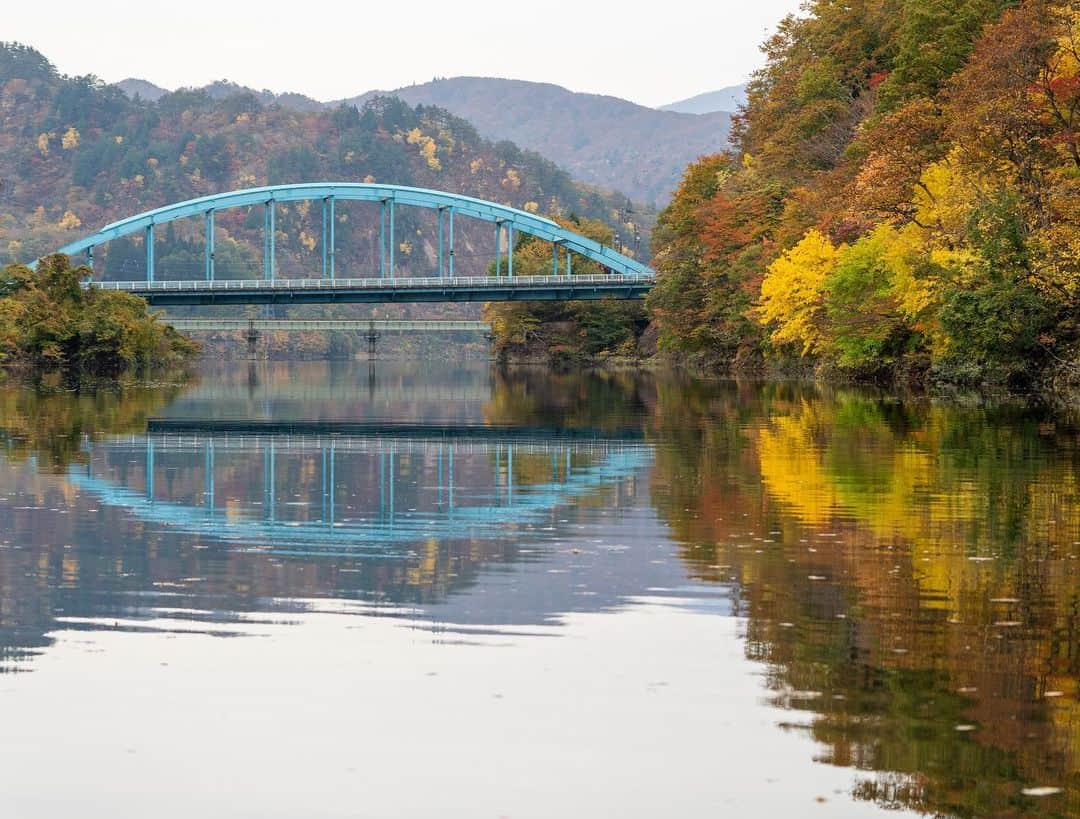 山人さんのインスタグラム写真 - (山人Instagram)「紅葉ハイライト③ 西和賀町湯田地域内の橋と紅葉 息を飲むような紅葉をお届けします。  #東北 #岩手県 #西和賀町 #湯川温泉 #山人 #yamado #ホテル #ホテルマン #山人スタッフが行く #a7ⅲ #stars #地元の良さ #北上線 #全室かけ流し温泉付き #ここにしかない魅力 #四季 #季節 #自然 #スタッフsh撮影 #秋 #autumn #紅葉 #錦秋湖 #銀河鉄道 #湯田ダム #陸橋 #鉄橋 #橋 #シリーズ紅葉 #第三弾」11月9日 12時48分 - yamado.official