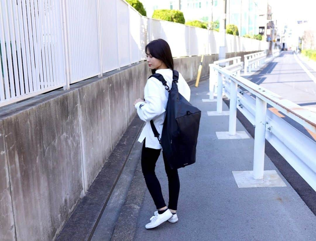 高本采実さんのインスタグラム写真 - (高本采実Instagram)「🎒 大きいサイズの防水バッグずっと探してて いいの見つけてしまった🎒 @topologie_jp  トート、ショルダー、リュック ３wayで使える💫 釣り遠征に重宝できるψ(｀∇´)ψ🐟💕 . . . . 【URL】https://topologie.jp/ 【写真のバッグページ】https://topologie.jp/collections/bags/products/weekend-duffel-dry 15%OFF クーポンコード「ayamisummer-15」 有効期限 31/01/2020 まで . . . #ootd  #アパレル #apparel #かばん #防水 #防水バッグ #bag #backpack #リュック #topologiejp #topologieofficial #topologiebracelet #topologiebags #shooting #freemodel  #catalogmodel  #リュック女子 #リュックコーデ #撮影 #撮影モデル #釣り #釣り好き #釣りガール #fishinggirl #高本采実 #ayamistagram」11月9日 12時52分 - ayami__summer