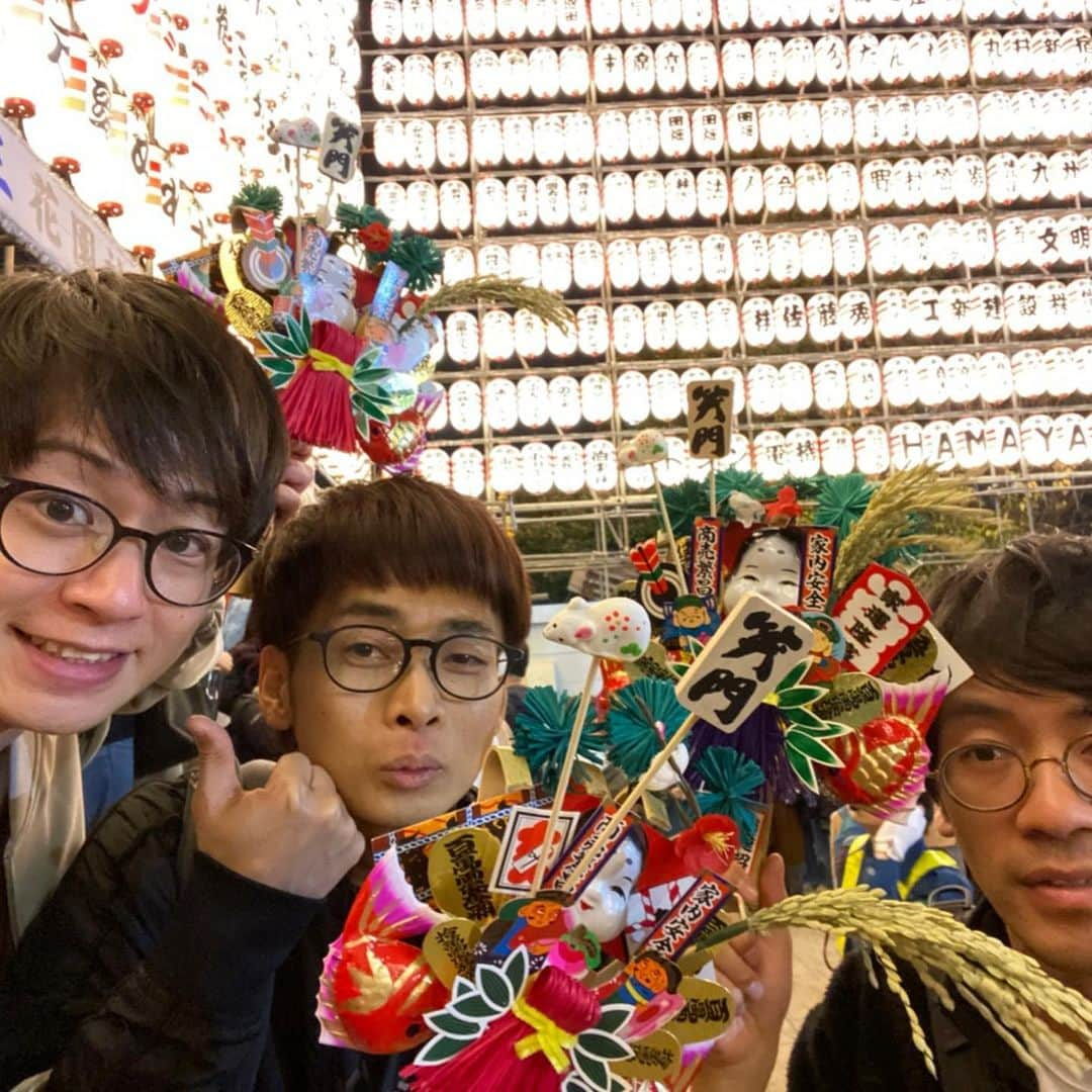 安田邦祐さんのインスタグラム写真 - (安田邦祐Instagram)「毎年恒例酉の市！  少年ジャンプ漫画家たっちゃんと 今年はバイクさんも一緒に行きました！  #商売繁盛 #酉の市 #熊手る #熊手る写真撮る時に僕の熊手だけぼやけて何回も怒られたよ」11月9日 12時54分 - funnychinpan