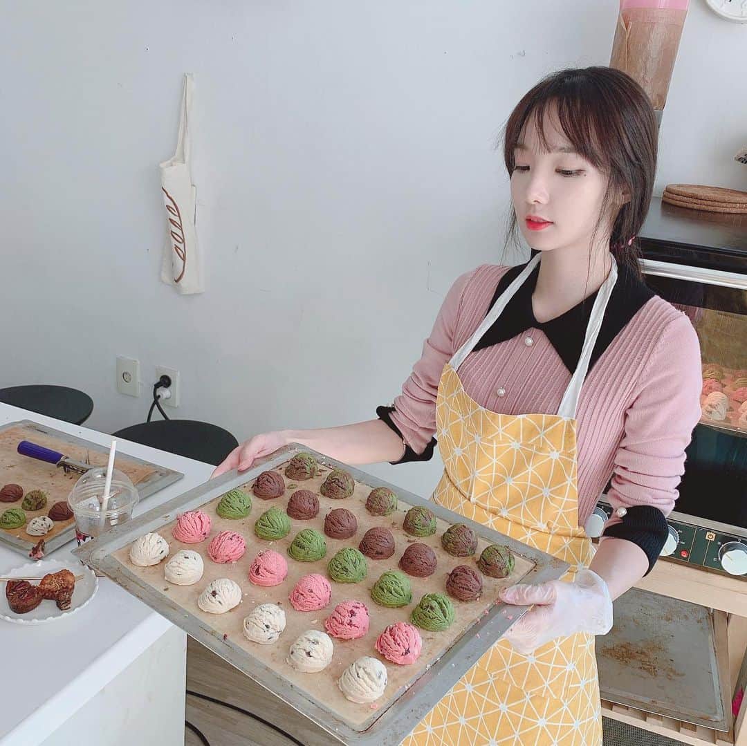 ミンヒ のインスタグラム：「스쿱쿠키만들기🍪 아침부터 부랴부랴 가서 내가 직접 만들고 굽고 포장까지✨헤헿 아이스크림모양🍦 쿠키라서 모양도 취저인데 맛까지 맛있음😭😭 쌤도 너무 친절하시고ㅠㅠ . 맛있게 먹었으면...🙏🏻☺️」