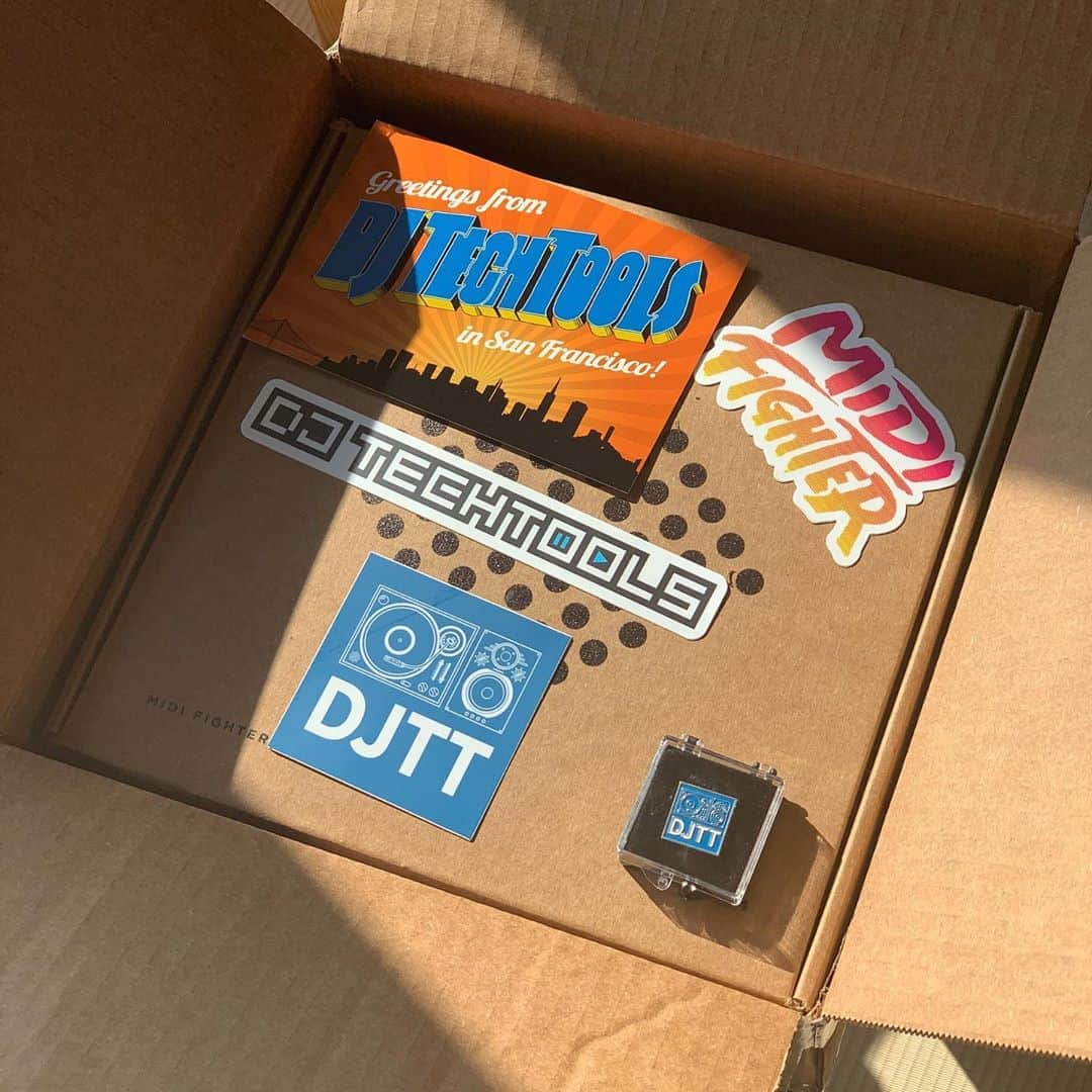 瀬戸弘司のインスタグラム：「My new gear!!! MIDI Fighter 64!!! “MIDI Fighter” is a MIDI controller made with authentic Japanese arcade buttons.  Delivery was delayed due to inventory shortage of white arcade buttons.  But I am happy.  Thank you for attaching pin badges and lots of stickers.  私の新しいギア!!! MIDIファイター64 !!! 「MIDI Fighter」は、本格的な日本のアーケードボタンで作られたMIDIコントローラーです。 白いアーケードボタンの在庫不足のため、配達が遅れました。 しかし、私は幸せです。 ピンバッジとたくさんのステッカーを貼ってくれてありがとう。  #midifighter #midifighter64 #djtechtools #japanese #abletonpush #launchpadx」