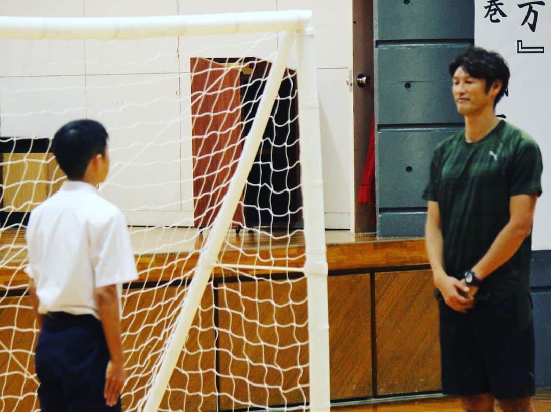 巻誠一郎さんのインスタグラム写真 - (巻誠一郎Instagram)「昨日は熊本市の中緑小学校と飽田中学校で夢の講演を。  生徒たちが元気に挨拶してくれて、最後まで集中して聞いてくれたのが凄く印象的でした。  飽田中学校の生徒会長の最後の言葉が素晴らしく、感動でした。  あと、給食の時間はテンション上がる☆  #講演会 #夢の叶え方 #熊本市 #給食 #巻誠一郎」11月9日 13時12分 - makiseiichiro9