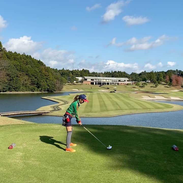 ゆりあのインスタグラム：「この前のスイング🏌️‍♀️この日はドライバーが安定してて良かった☺️ 飛距離はあんまり出ないけど、チョロったりする回数が減ってきた気がする‼︎ #golf #ゴルフ #ゴルフ女子 #ゴルフ練習 #instagolf #ゴルフスイング #ゴルフ好き #ゴルフウェア #ゴルフ上手くなりたい #golfwear #instagood #instalove #pearlygates #adidasgolf #ベストスコア更新」