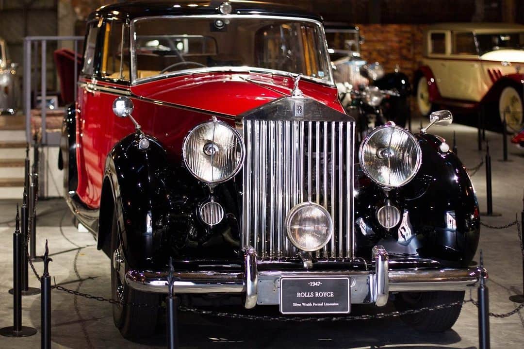 のインスタグラム：「2019/11/09﻿ ﻿ 明日・11月10日は天保山まつりが行われます！﻿ 天気予報も抜群に晴れの予定でおまつり日和です。﻿ ﻿ GLION MUSEUMからは中央突堤にてクラシックカーを数台展示予定！﻿ あの名車が海のそばで見られるチャンスです♪﻿ 予定では、#ロールスロイス シルバーレイス、 #ハコスカ 、#ホンダS800 など‥往年の名車が国内外問わず展示されます！﻿ ※展示車両は予告なく変更する可能性がございます。﻿ ﻿ 更に、GLION MUSEUMがある赤レンガ倉庫では、16時頃#ビュイックエレクトラ のエンジン音が聞けちゃいます！﻿ その場にいれば誰でも聞くことが出来ますので、めったに聞けないクラシックカーのエンジン音や迫力をぜひ体感してください。﻿ ﻿ ﻿ 大阪市港区民様限定の特別入場料はこちら↓﻿ ☞ 大阪市港区民様限定！特別入場料﻿ ✔︎60歳以上及び小学生以下　入場料無料﻿ ✔︎中学生～59歳まで　通常1,000円→700円へ割引﻿ ※身分証明書など港区民であることが分かるものを受付にてご提示ください﻿ ﻿ ﻿ ☞ ビュイックエレクトラ　エンジン音体感﻿ 時間：11月10日(日)16時頃﻿ 場所：大阪築港赤レンガ倉庫　敷地内﻿ ※料金は不要です。﻿ ※当日のスケジュールにより時間は変更になることがございます。﻿ ﻿ ﻿ GLION MUSEUM(ジーライオンミュージアム)﻿ 大阪市港区海岸通り2-6-39 ﻿ TEL:06-6573-3006﻿ HP https://glion-museum.jp/﻿ ﻿ 平日 11:00～20:00(最終入館19:30)﻿ 土日祝日 10:00～20:00(最終入館19:30)﻿ 月曜定休※祝日の場合翌日﻿ ﻿ Adress ﻿ 2-6-39 Kaigan-dori, Minato-ku, Osaka-shi﻿ ﻿ TEL﻿ 06-6573-3006﻿ ﻿ Opening Hours: 11:00-20: 00 (Weekday) / 10: 00-20: 00 (Saturday, Sunday and Public Holiday)﻿ ﻿ Closed: Monday﻿ ﻿ ﻿ #glionmuseum﻿ #ジーライオンミュージアム #大阪築港赤レンガ倉庫  #クラシックカー  #carphotos  #lifestyle  #vintage  #vintagecars  #天保山  #大阪港  #redbrick  #warehouse  #ヴィンテージ  #車 #赤レンガ  #赤レンガ倉庫 #historiccars #ig_japan﻿ #車のある風景 #rollsroyce #hondas800 #alfaromeo #gtr #hakosuka」