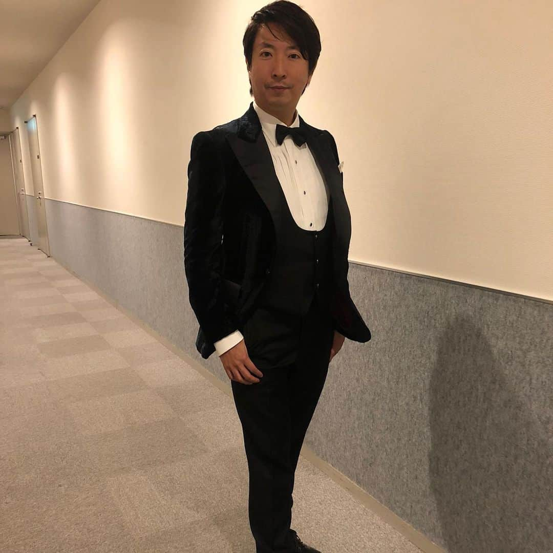 有村昆さんのインスタグラム写真 - (有村昆Instagram)「‪昨日は　#幕張メッセ　さんにて　開業30周年式典1000人弱のパーティがあり、総合MCをさせて頂きました。‬ ‪#森田健作　千葉県知事や、‬ ‪#GLAY の　#TERU さんからもサプライズ👍‬ ‪#タキシード は‬ ‪#ロッソネロ　#rossonero のイチオシ‼️‬ ‪最高の着心地とデザインです❗️‬ ‪LUNAちゃんのマジックも凄いっ😊‬」11月9日 13時10分 - kon_arimura