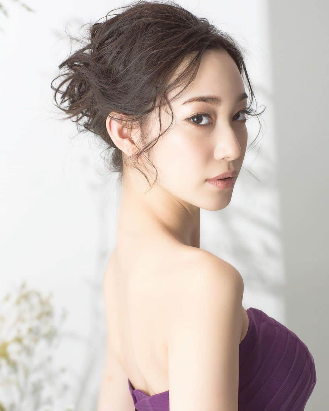 のインスタグラム：「昨日の記事へのたくさんのDMありがとうございます！ いくつか重複していた質問がありましたのでこちらでお答えしますね🥰 . Q: 事務所に入っていますが、可能ですか？ A: もちろん可能ですー！モデルキャンプ同様引き抜きや斡旋などはありません！ . Q:モデル志望では無いですが、一般人でも大丈夫ですか？ A:勿論です！ウォーキングはモデルだけのものではありませんし、普段の歩き方からの見直しをしたいとのご意見、とても前向きで良いと思います！ . Q:子連れ参加は可能ですか？ A:勿論です！お子様への成長にも大きく関係のあるウォーキングです。 . Q:パーソナルとの事ですが、グループレッスンはありませんか？他の人のウォーキングが見てみたいです。 A:グループレッスンも、そのうち行える様にセッティングしていきますね！私もまだまだ勉強中の身なので、参加者皆様が納得頂けるコマに出来るよう、精進致します！ . . . たくさんのご質問ありがとうございます！ DMは全て既読させて頂いています。既読がついてる分は確認済みですので追ってご連絡差しあげます！ お問い合わせ、質問など、お気軽に！！ . . . 《お知らせ》 パーソナルウォーキングレッスンをスタートするにあたり、モニター体験の募集を行います😊 今までは、経験からの知識で行ってきたレッスンですが、 身体を知り、足を知り、骨を知り、魅せる事だけでなくライフスタイルへの落とし込みも含めた「表現力」 自分を映えさせるウォーキングへとレベルアップしていきます。 レッスン内容は、個人の身体や目標に合わせカスタマイズする事が可能です。 モデルウォーキング、コンテスト、一般的な歩き、様々なニーズにお応え出来るよう精進してまいります！ 是非、ご協力のほどよろしくお願い致します🥺 ＊条件 インスタグラムが公開ページであり、お人柄がわかる事💎 福岡市内での受講が可能であり、レビューを頂ける方。 モデル向け: プロアマ問わず。 一般様向け: 経験不問。 カウンセリングと受講後、総評をお渡し致します。 DMからご連絡下さいませ☝️ 本日より3日間のみの募集となりますので、お問い合わせだけでもお気軽に！ . . . #モニター募集#ウォーキングレッスン#パーソナルウォーキングレッスン#パーソナル#ウォーキング#モデルになりたい#モデルウォーキング講師#モデルウォーキング#ランウェイ#ランウェイウォーキング#ミスコン#コンテスト#モデル志望#check3085 #check3601」