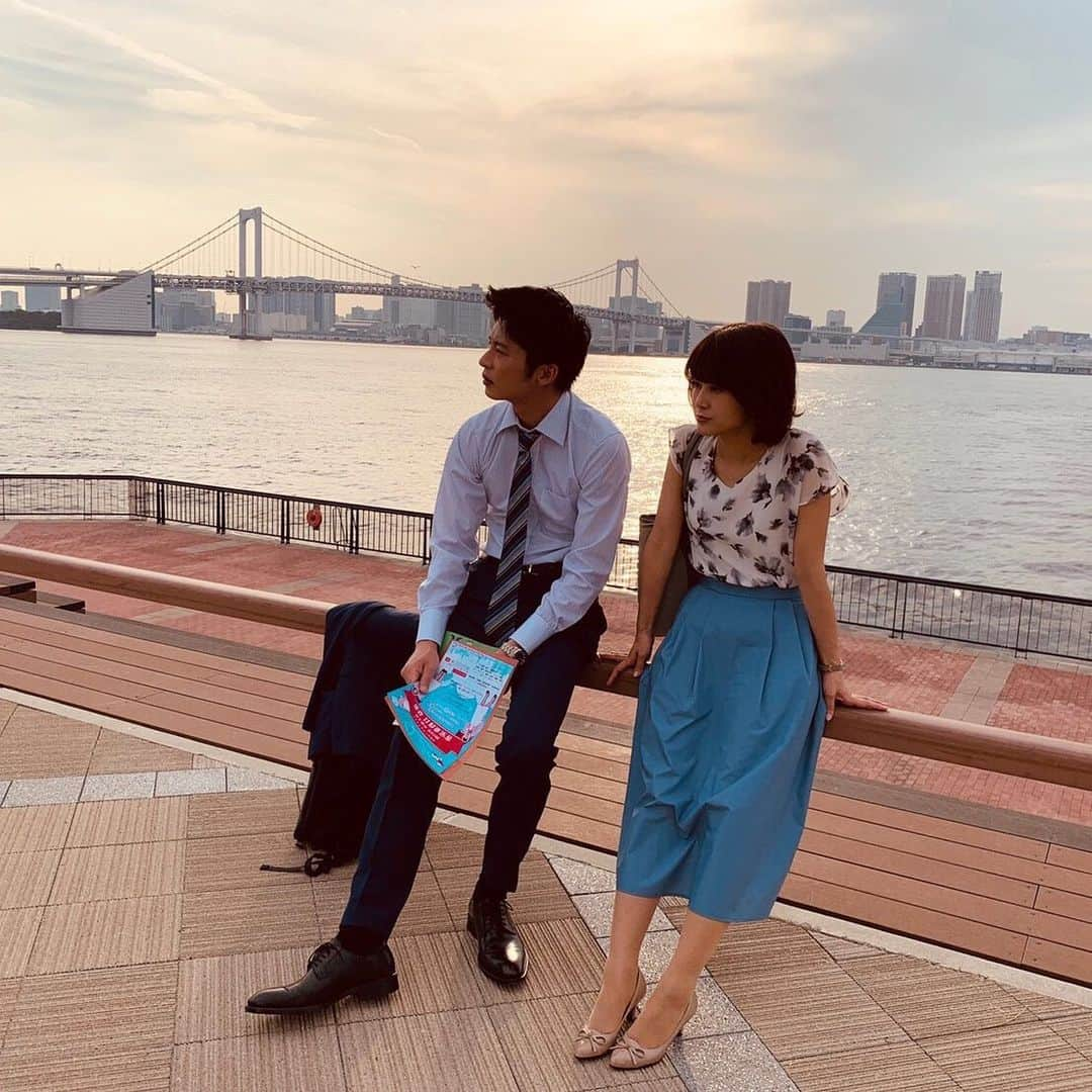 テレビ朝日「おっさんずラブ」さんのインスタグラム写真 - (テレビ朝日「おっさんずラブ」Instagram)「﻿ 🌠土曜ナイトドラマ﻿ #おっさんずラブ in the sky✈️﻿ ﻿ 水辺にて何やら良い雰囲気の﻿ 春田と緋夏を発見🌸﻿ ﻿ #偶然の再会﻿ #ハイスクールの思い出話に花が咲き🏀﻿ #転職先を紹介してくれた﻿ #優しき後輩ちゃん☺️﻿ #お礼におでんご馳走してください🍢って﻿ #高コスパ女子🈹﻿ #春田と緋夏の関係も動きだす⁉️﻿ #田中圭﻿ #佐津川愛美﻿ #今夜11時15分離陸🛫」11月9日 13時15分 - ossanslove