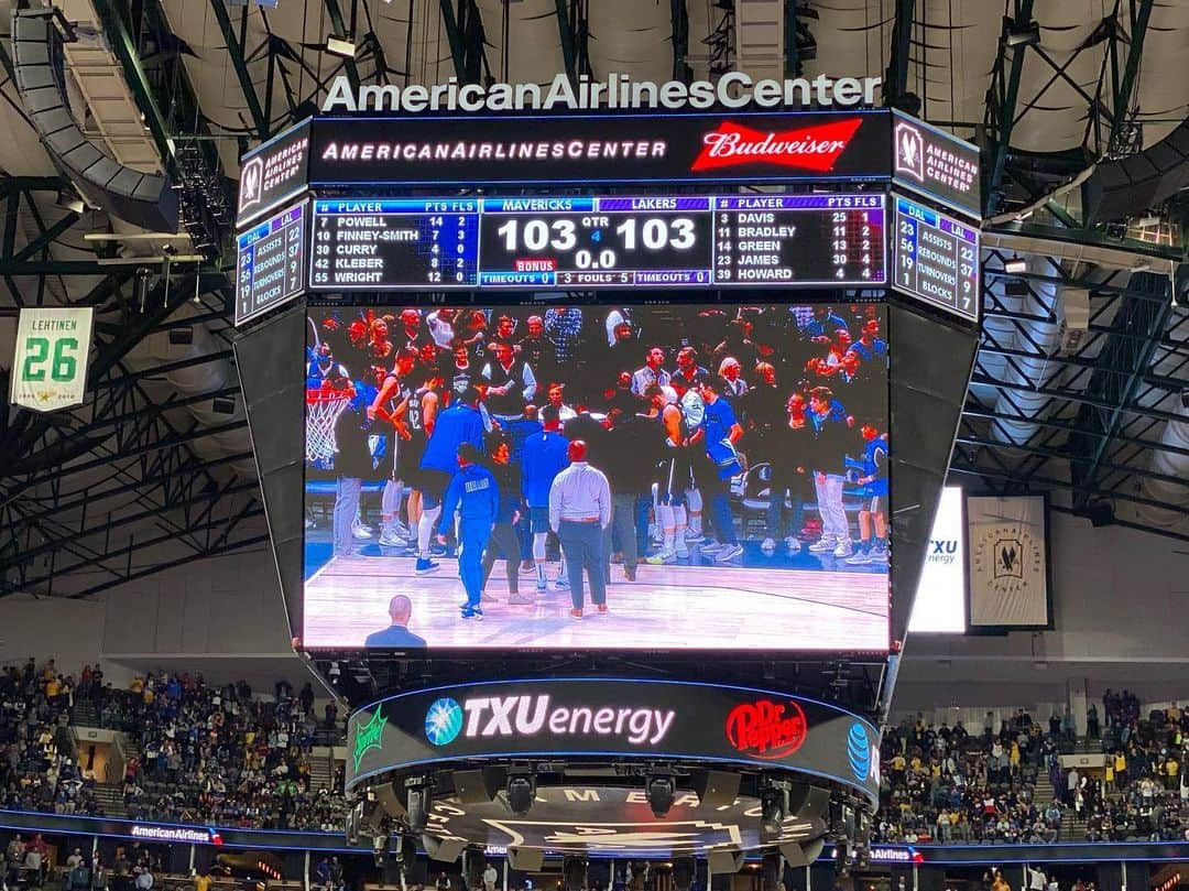 津田菜都美さんのインスタグラム写真 - (津田菜都美Instagram)「* 人生2度目のNBA🏀🇺🇸 * Dallas Mavericks💙 Los Angeles Lakers💛 American Airlines center🇺🇸✈️ * ドンチッチとレブロン様の共演見れてHappy😍最高！！ 試合は終了間際ブザービートでレイカーズが3Pを決めて同点に追いついて延長で逆転勝ちという展開、、恐るべしレイカーズ😂👏👏 #MFFL#NBA#ダラスマーベリックス#DallasMavericks#LosAngelesLakers#ロサンゼルスレイカーズ#レイカーズ#Lakers#LukaDoncic#ルカドンチッチ#LebronJames#レブロンジェームズ」11月9日 13時24分 - tsuda_723_official