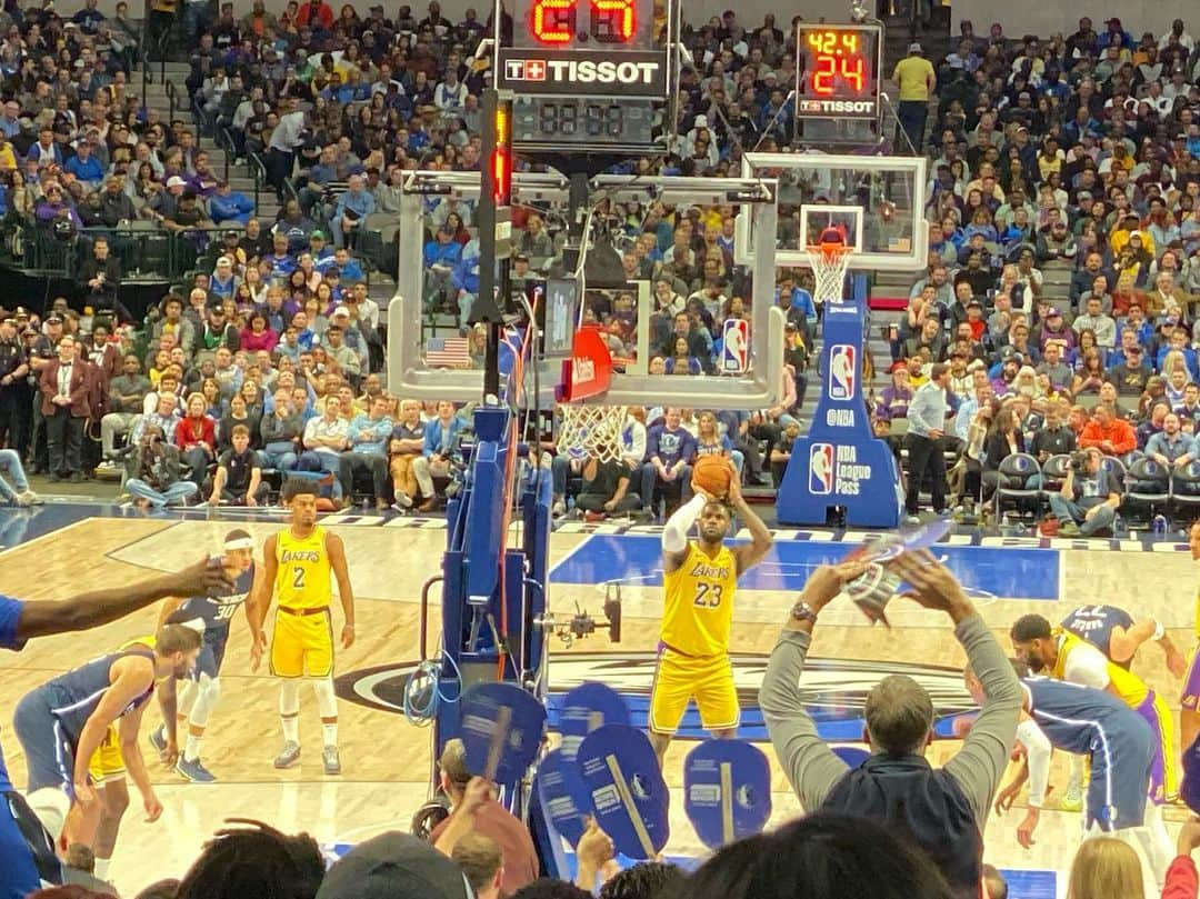 津田菜都美さんのインスタグラム写真 - (津田菜都美Instagram)「* 人生2度目のNBA🏀🇺🇸 * Dallas Mavericks💙 Los Angeles Lakers💛 American Airlines center🇺🇸✈️ * ドンチッチとレブロン様の共演見れてHappy😍最高！！ 試合は終了間際ブザービートでレイカーズが3Pを決めて同点に追いついて延長で逆転勝ちという展開、、恐るべしレイカーズ😂👏👏 #MFFL#NBA#ダラスマーベリックス#DallasMavericks#LosAngelesLakers#ロサンゼルスレイカーズ#レイカーズ#Lakers#LukaDoncic#ルカドンチッチ#LebronJames#レブロンジェームズ」11月9日 13時24分 - tsuda_723_official