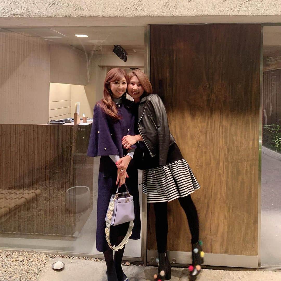 和泉佳子さんのインスタグラム写真 - (和泉佳子Instagram)「昨日は、仕事を終えて、仲良しの　@keiko0510 ちゃんとお洋服の展示会に出かけた後、2人で東麻布のお気に入りの和食屋さん「不風流」へ🥂 . ・・・のはずだったのですが、急遽、思いがけず啓ちゃんのご主人様も合流し、嬉しいサプライズで３人でディナーを楽しみました♥️ . 啓ちゃんとはゴルフを通じて親しくなり、ゴルフが好き♡ファッションが好き♡ワンちゃんが好き♡美味しいものが好き♡シャンパンが好き♡ . ・・などなど、たくさんの共通点があって、短期間でぎゅっと仲良しになれました😊💕 . 昨夜は、蟹や松茸など、秋の味覚に日本酒もいただいて、すっかりご機嫌な私達です（笑） . 初めてご一緒させていただいたご主人様は、ゴルフがお上手で、ユーモアに溢れ、とても社交的で素敵な素敵な方で、とてもお似合いのご夫婦です♥️ . 昨夜は、3人で美味しい秋の味覚にお酒も進み、会話も弾んで、楽しい楽しい金曜日の夜になりました🎵 . . #和泉佳子　#プリマシェレル  #金曜日の夜　#不風流」11月9日 19時01分 - yoshiko_izumi