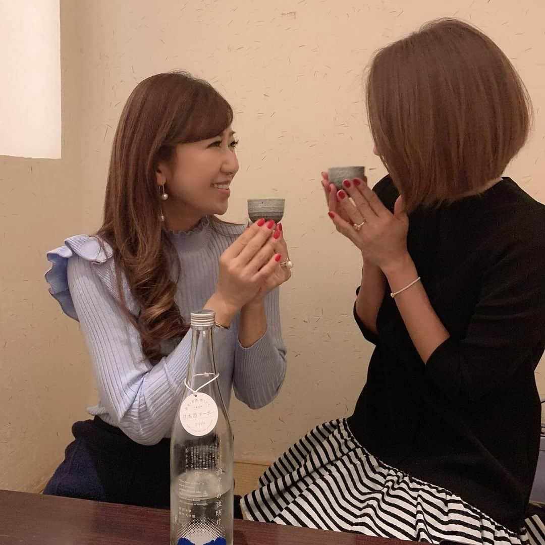 和泉佳子さんのインスタグラム写真 - (和泉佳子Instagram)「昨日は、仕事を終えて、仲良しの　@keiko0510 ちゃんとお洋服の展示会に出かけた後、2人で東麻布のお気に入りの和食屋さん「不風流」へ🥂 . ・・・のはずだったのですが、急遽、思いがけず啓ちゃんのご主人様も合流し、嬉しいサプライズで３人でディナーを楽しみました♥️ . 啓ちゃんとはゴルフを通じて親しくなり、ゴルフが好き♡ファッションが好き♡ワンちゃんが好き♡美味しいものが好き♡シャンパンが好き♡ . ・・などなど、たくさんの共通点があって、短期間でぎゅっと仲良しになれました😊💕 . 昨夜は、蟹や松茸など、秋の味覚に日本酒もいただいて、すっかりご機嫌な私達です（笑） . 初めてご一緒させていただいたご主人様は、ゴルフがお上手で、ユーモアに溢れ、とても社交的で素敵な素敵な方で、とてもお似合いのご夫婦です♥️ . 昨夜は、3人で美味しい秋の味覚にお酒も進み、会話も弾んで、楽しい楽しい金曜日の夜になりました🎵 . . #和泉佳子　#プリマシェレル  #金曜日の夜　#不風流」11月9日 19時01分 - yoshiko_izumi