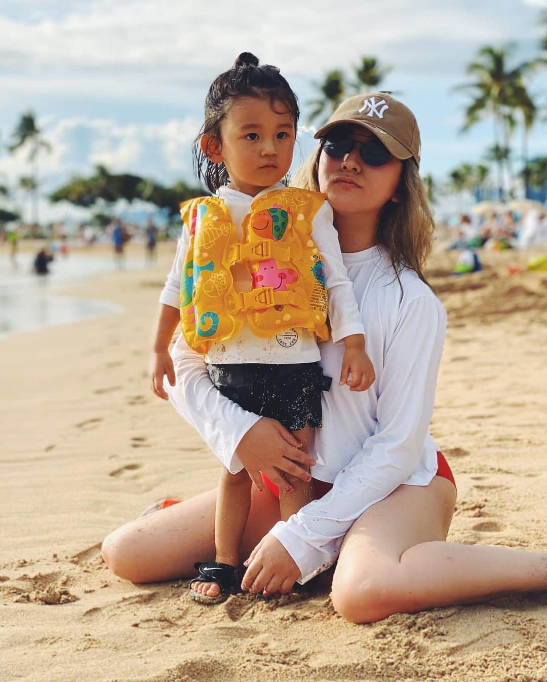 Saki のインスタグラム：「#ハワイ旅行 2日目終了〜🌴☀️🌈 また旅行での話分けて 詳しく書きまーす😂 結構DM質問きてるのですが なにか聞きたいことありますか❓  とりあえず朝早いし寝ます😂🌺 #Hawaii #honolulu #Hawaiian #waikiki #waikikibeach #ハワイ #ホノルル #家族旅行 #family #aloha  #親子 #ハワイ旅  #2歳 #2歳6ヶ月 #谷口じょあん #恕空 #親バカ #男の子 #男の子ママ #息子　#キッズ  #キッズモデル #ロン毛男子 #kids #myson #mama #mamalife  #kidsphoto #kidsfashion」