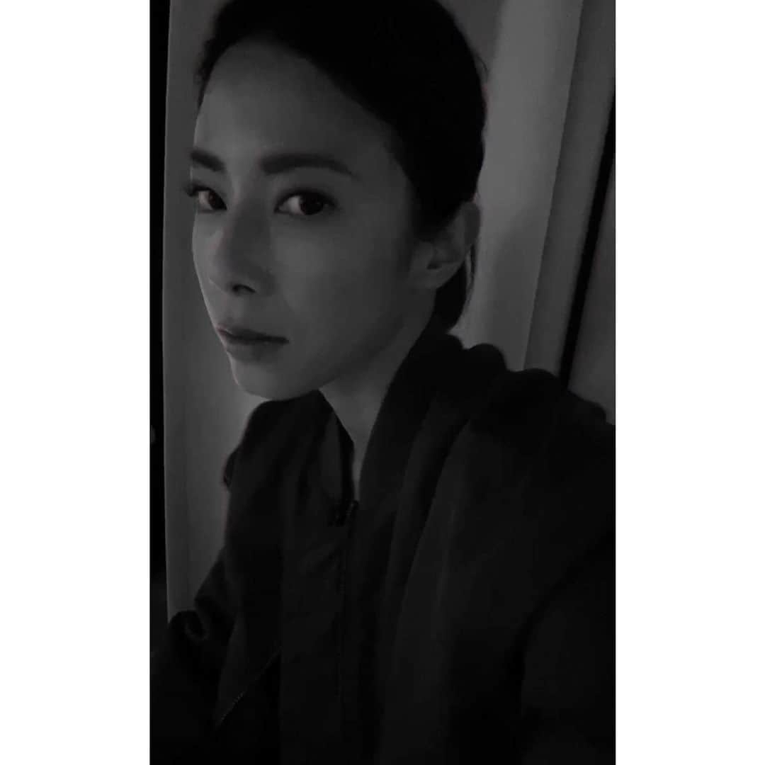 のインスタグラム：「. 昨日の#ストーリーズ にとてもたくさんの反響をいただいたのでスクショしてフィードにもアップしてみることにしました...(/ω＼) ヘアメイクさん様々です🙇🏻‍♀️ . #shooting #shoot #hairmake #monochrome  #selfie #撮影 #ヘアメイクの力」